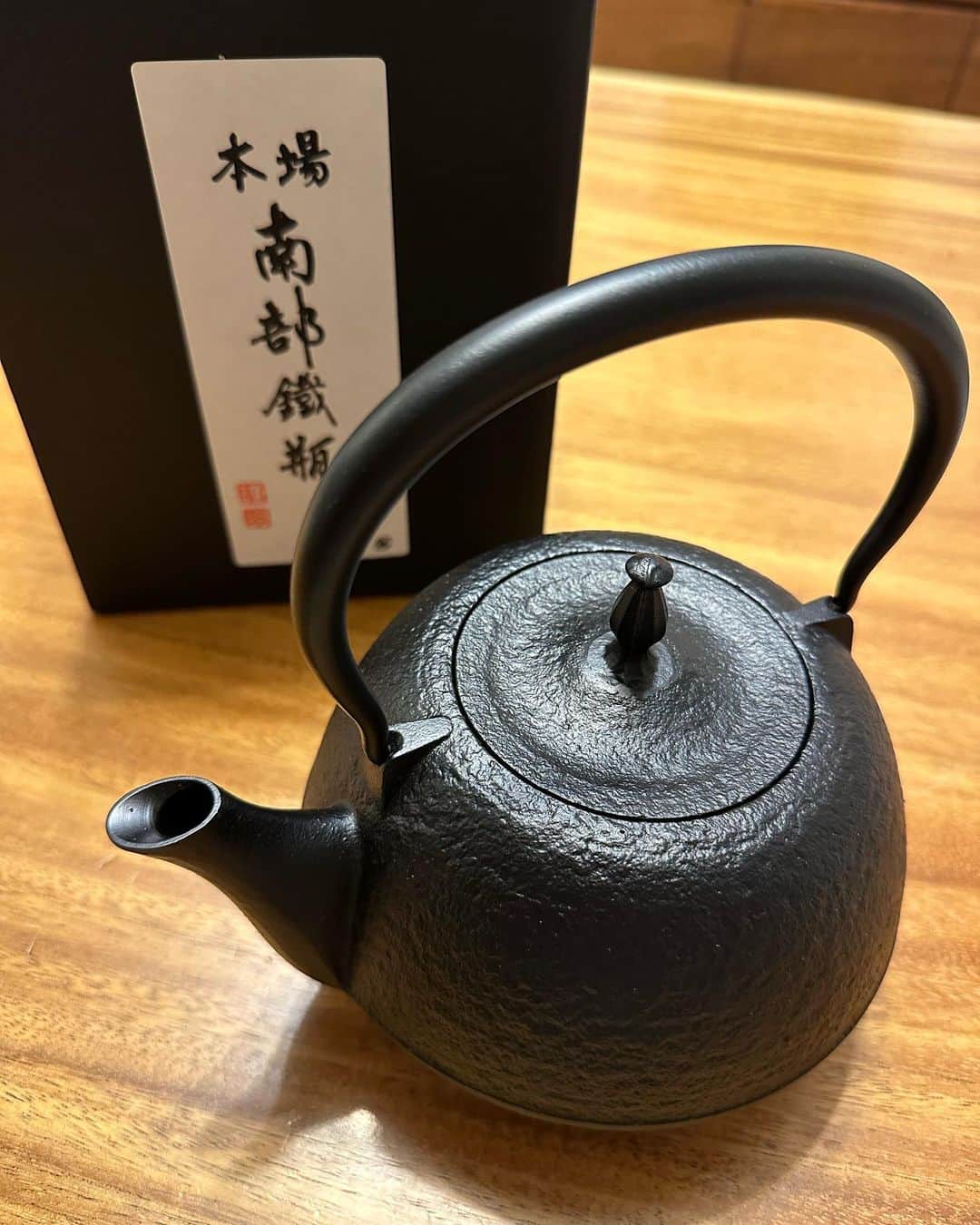 金子貴俊さんのインスタグラム写真 - (金子貴俊Instagram)「昨年末に頼んだ鉄瓶が我が家に届いたー。 末広肌　1.2L 待ち遠しいかったよー✨ これでお茶沢山飲むぞー♪  #南部鉄器 #鉄瓶」7月4日 19時37分 - takatoshi_kaneko