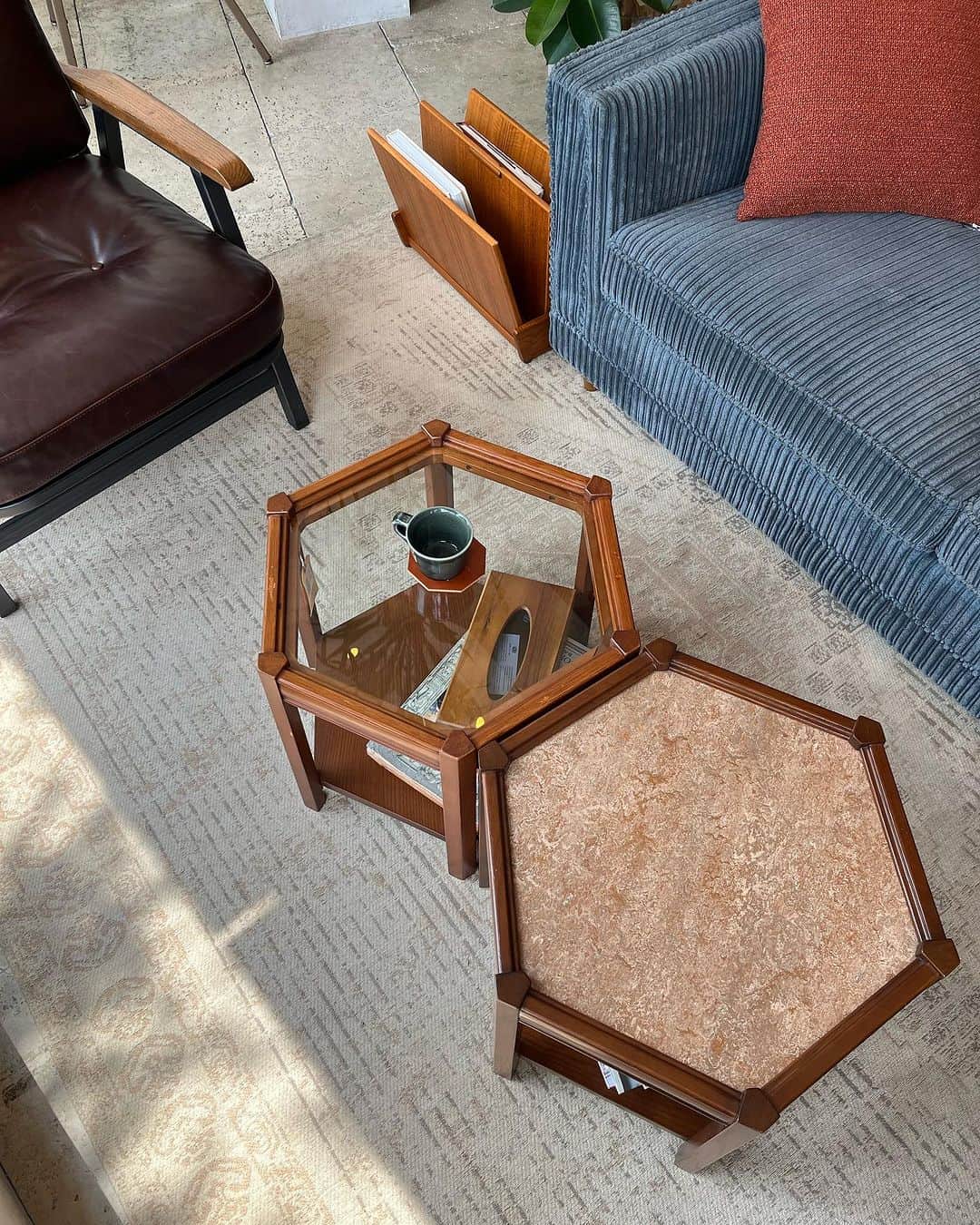 ACME Furnitureのインスタグラム：「original PRODUCTS   ▪️BROOKS HEXAGON TABLE   ヴィンテージのサイドテーブルからのインスピレーションを元に製作しました。自由に組み合わせてコーヒーテーブルやサイドテーブルにお使いいただけます。  ---  ACME Furniture 創立40周年を記念して、先着40名様に対象ソファ及び20万円以上のお買い物で、ヴィンテージ家具のアーカイブブック「The American Vintage Furniture」通称ACME BOOKをプレゼント！  ※無くなり次第終了となります。 ※こちらはACME Furniture 目黒通り店限定企画となります。 ※Baycrews Storeでも一部ソファが対象です。  Contact:ACME Furniture MEGURO St. TEL:03-5720-1071 Email:acme-jsf@acme.co.jp」