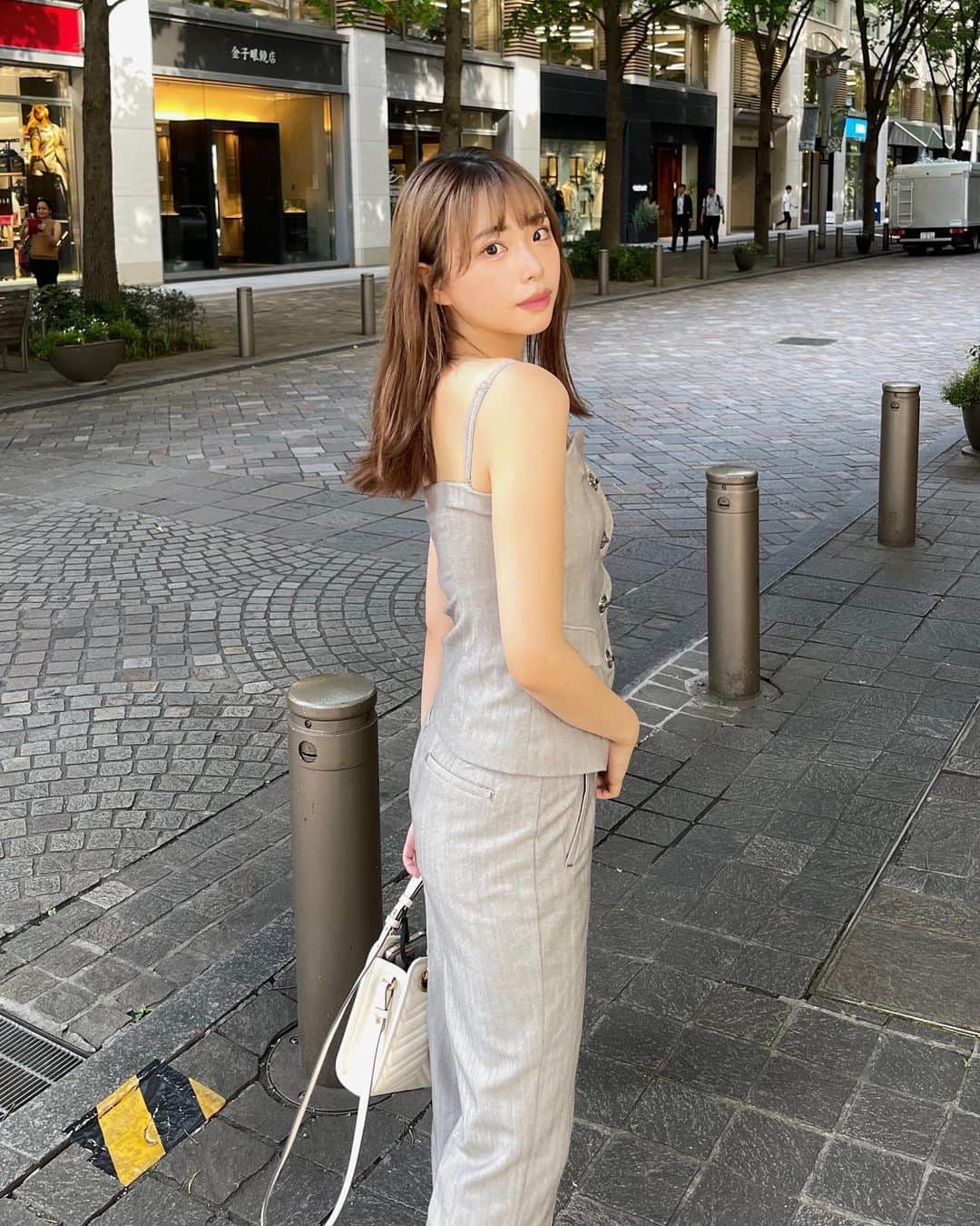 麻生果恩のインスタグラム：「今日のfashion🦢🤍  最近はチークを濃いめに入れるのにハマってる♡  そして、暑すぎてかき氷食べたい。 みんな暑い時何食べたくなる？？」