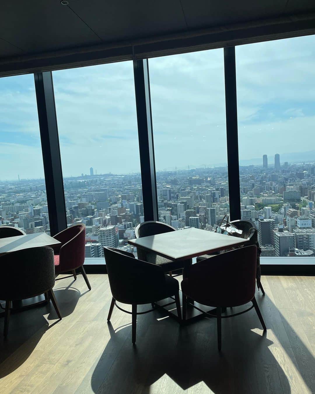 小川薫さんのインスタグラム写真 - (小川薫Instagram)「【クラブラウンジ】 . CENTARA GRAND 大阪のクラブフロアの情報が まだ少ないのでご紹介しておきます💌 . クラブラウンジは32階にあり、クラブフロアにステイされる方は2階のフロントでなくこちらでチェックインできますよ。ベイエリアが一望できとっても眺めがいいです！  クラブフロアは26階から31階。 朝食6：30〜10：30 アフタヌーンティー14：30〜16：30 イブニングカクテル17：30〜19：30  どのタイムも早めの利用がおススメかな。  食空間プロデューサーとしてというより一利用者としてプレートやグラスがかなりかがまないと取ることができないのは改善の工夫がほしいところ。  お味は美味しいのですがまだオープンされたばかりでもう少しスピーディーな補充をして頂けたらとリクエストしてきました😆 . #CENTARAGRANDOSAKA #センタラグランドホテル大阪 #センタラグランドホテル大阪クラブフロア #CENTARAGRANDHOTELOSAKA #大阪ホテル #クラブフロア #クラブルームのある大阪のホテル #クラブルーム　#クラブラウンジ  #osakahotel  #ルーフトップレストラン  #ルーフトップ #小川薫　#salondeclover #サロンドクローバー」7月4日 19時49分 - salondeclover
