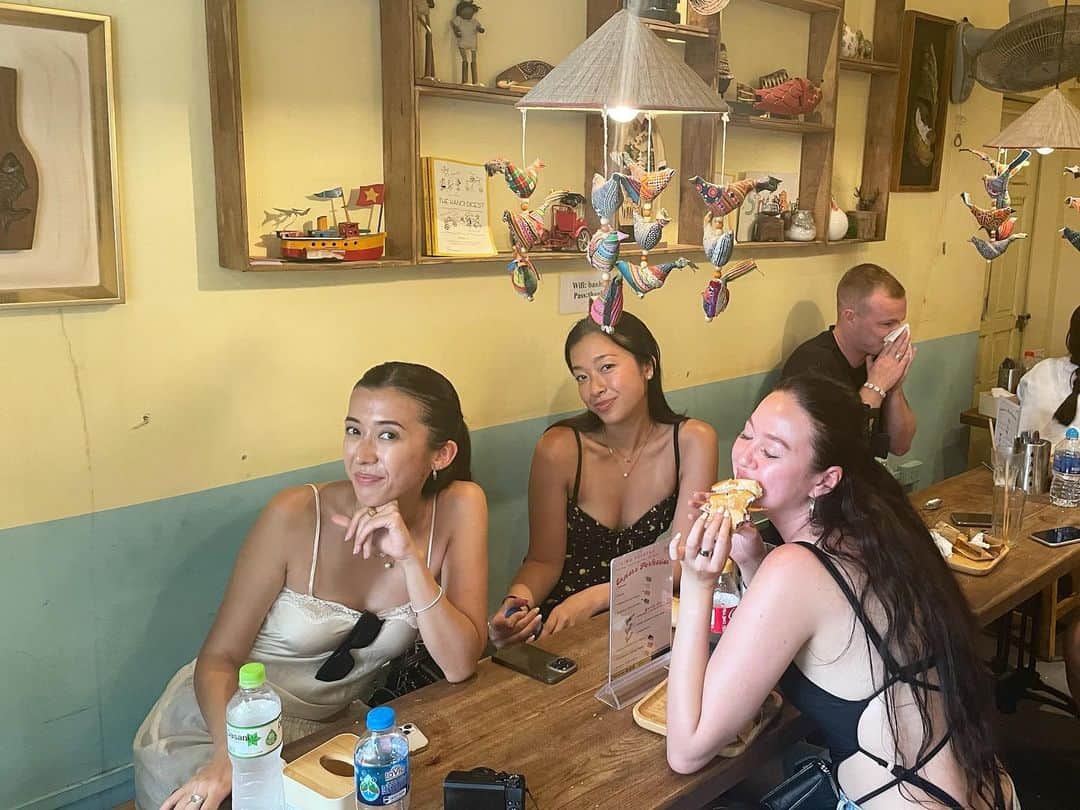 桐島かれんのインスタグラム：「お昼は、行列ができるバイン・ミーの店へ。店内は、ほぼ外国人でした。 炭火で炙ったカリっとしたバケットに焼き豚とパテが入っています。 #バインミー25#banhmi25」