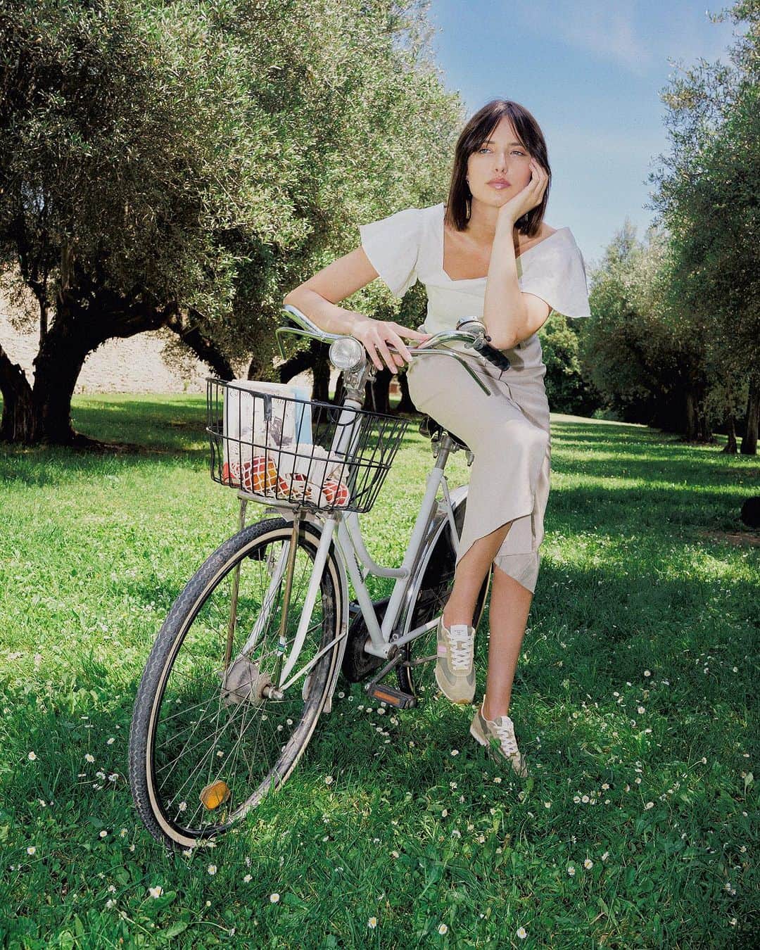 セラフィーニのインスタグラム：「“Ma dove vai bellezza in bicicletta?”☀️ A new day on our journey around Italy with Lady D. sneakers!  #SerafiniShoes #SerafiniTimes #summervibes #ss23 #italianjourney」