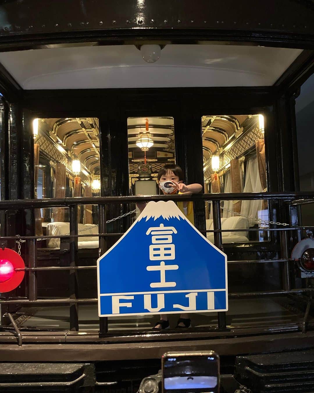 三浦太郎さんのインスタグラム写真 - (三浦太郎Instagram)「親友aka息子の誕生日に、家族で鉄道博物館。  久々に家族3人一緒の休みってことで疲れ果てるまで。  2回目の鉄道博物館はアトラクションは予約遅くてできなかったけど、テレビで見た蒸気機関車や本に出てきた国鉄の車両なんかをヘェヘェ言いながら楽しく回れました。  最初子供が鉄道好きになった時より、自分の知識も増えてただの通勤電車って感じだったのが、これが〇〇の何何かぁって楽しめるようになったのは本当に良かったと思ってます。  休日は近郊の電車に乗りに行ったり見に行ったりと、子供と趣味を共有してます。  去年も暑い日に行ったなぁ 次は平日の人少ない時に、さらに涼しくなってから行きたいです。」7月4日 19時51分 - taro_ho17