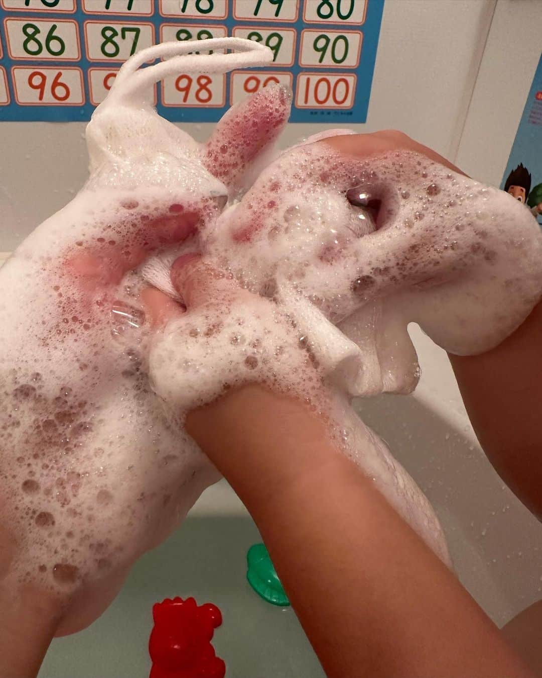 水野佐彩さんのインスタグラム写真 - (水野佐彩Instagram)「・ この日も暑かった〜☀️  この季節は特に 娘の身体を洗うとき 洗い上がりがサラサラスベスベのものが 娘も私も嬉しい♡🧼 何度かリピートしているnicoせっけんは お気に入りの石鹸のひとつ。 娘と一緒に泡立てて使うのも楽しい🫧🤍  ずっとネットのみの発売だったんだけど 最近アカチャンホンポでも購入できるようになったので ぜひみなさまもチェックしてみてね👩‍👧🩷  #pr #アカチャンホンポ #nicoせっけん #バーベキュー #bbq #3歳女の子  #子供とBBQ #森のビアガーデン」7月4日 19時52分 - saaya_mizuno