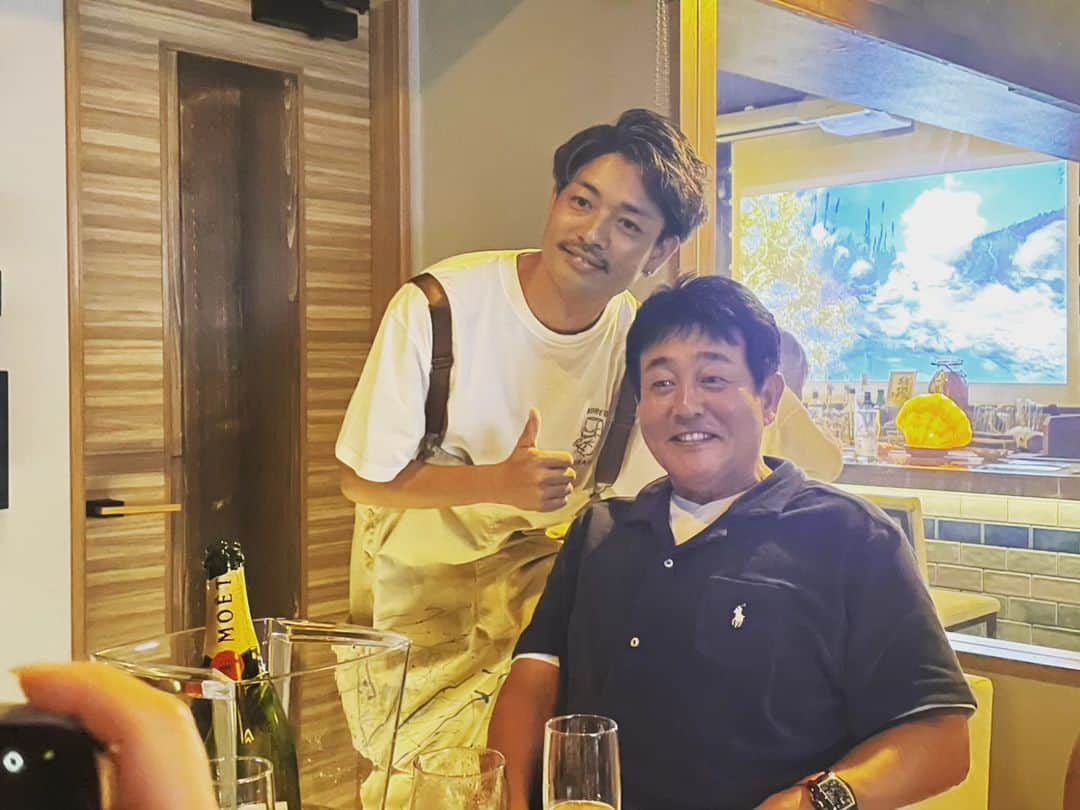 中村昌也のインスタグラム：「TUBEの前田さんが来て下さいました❗二回目のご来店感謝です!個室ご利用でしたが…フロアに出て何と歌って下さいました❗ 動画は載せませんが…感動。 凄い一体感でした！ ありがとうございます❗ 宮古島市平良下里646-2 バロックビル6階 #宮古島 #沖縄 #宮古島バー #miyakojima #miyakojimabar #バーイズ #イズ #baris #is #newopen #居酒屋 #海 #beach #japan #中村昌也」