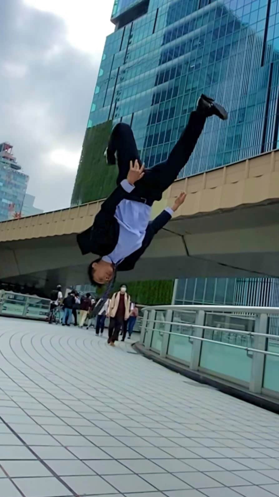 SNACK（野村直）のインスタグラム：「Officeworker Backflip アクロバットで人を笑顔にした瞬間  Follow me @bboysnack   #flashkick #backflip #roundoffbackflip #フラッシュキック #バク宙 #ロンダート #ロンダートバク宙 #acrobatic #acrobats #アクロバット #体操 #officeworker #サラリーマン #ビジネスマン #スーツ姿#スーツ #suits #suit #スーツ男子 2000火 0704」