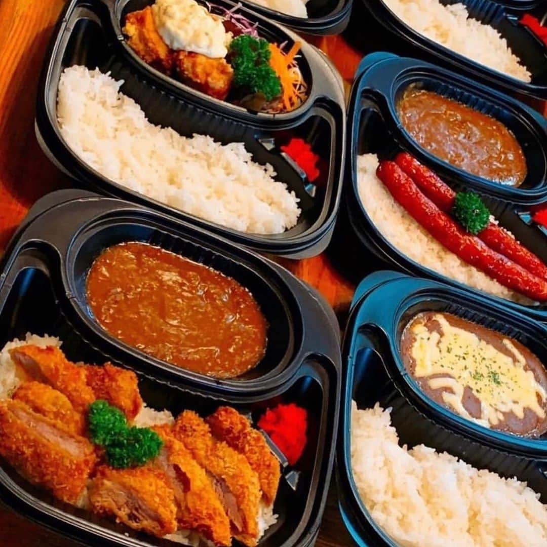 チキン南蛮カレーのルウ王子さんのインスタグラム写真 - (チキン南蛮カレーのルウ王子Instagram)「本日はカレー弁当の テイクアウトラッシュ！  たくさんのご注文に 感謝でござルウ！  暑い時は カレー倶楽部ルウで テゲうまカレーを食べルウ！ ★ ★ #カレー好きと繋がりたい #チキン南蛮カレー #都城ランチ #カレー #宮崎グルメ #都城テイクアウト #カレー倶楽部ルウ #宮崎 #都城 #カレー好きな人と繋がりたい #宮崎ランチ #都城メンチ #博多大丸」7月4日 20時06分 - currynoprince