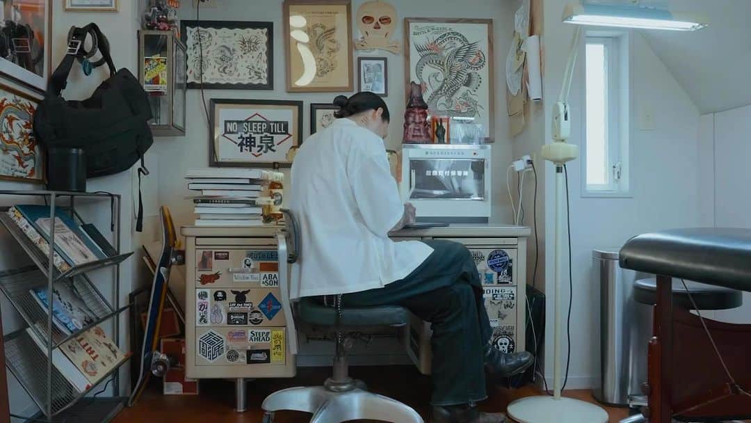 デラックスのインスタグラム：「TATTOO STUDIO YAMADA x DELUXE COLLABORATION ITEMS  2023.07.08(sat)11:00am  DELUXE公式オンラインストア及びTATTOO STUDIO YAMADAオンラインストアのみの限定発売です。  2023年の20周年の節目に際し、YouTubeでの高い人気を誇る気鋭アーティスト、TATTOO STUDIO YAMADAとのマッチアップが実現。ショートスリーブTシャツ、オープンカラーシャツの2型にタトゥーフラッシュを加えた3型のコレクションです。  #deluxe_jp#tattoostudioyamada」