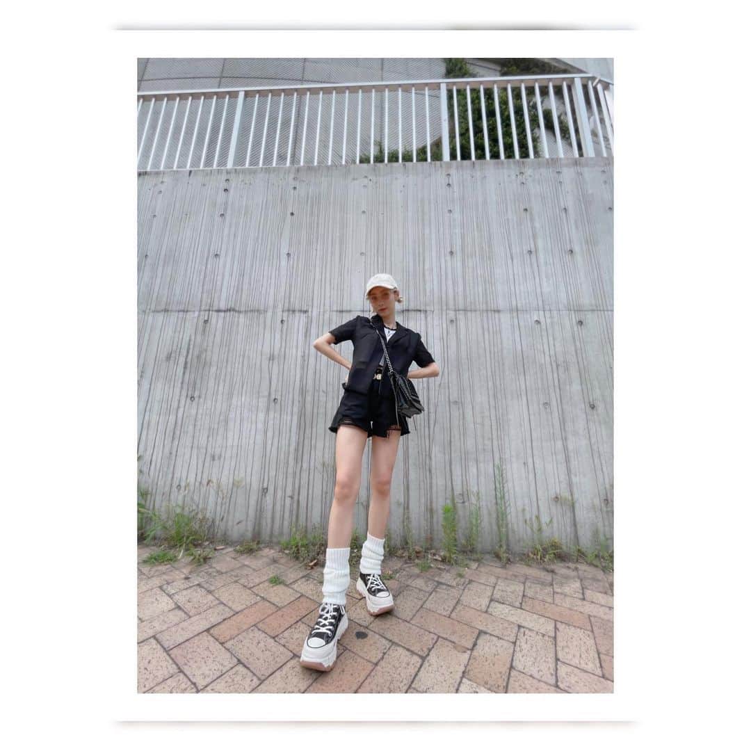 稲葉るりのインスタグラム：「アシスタントの子が脚激長に撮ってくれてびっくりしてる様子が3枚目にチラッと、、😂  #ゆかダック　#ヘアメイクアップアーティスト　#美容　#ブラックコーデ　#ストリート　#ファッション　#ストリート」