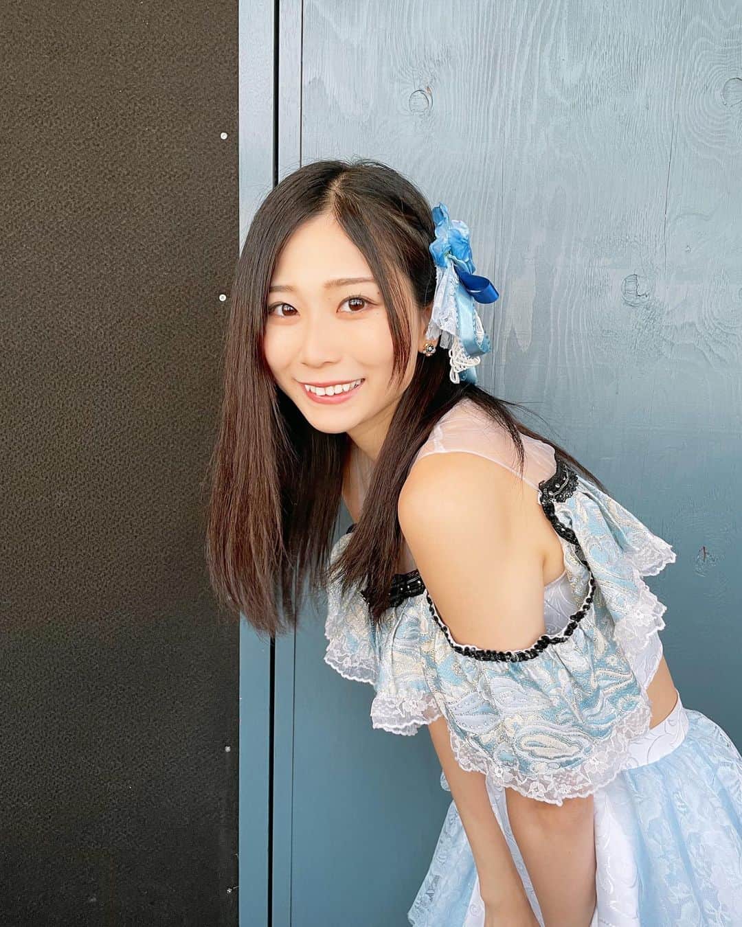 塩野響子のインスタグラム：「⠀毎回聞いてる気するけど、何枚目が好き？笑 ⠀ ⠀ #ストレートヘア #黒髪 #ワンレン #清楚 #アイドル #衣装 #キラキラ衣装 #オフショル  ⠀」