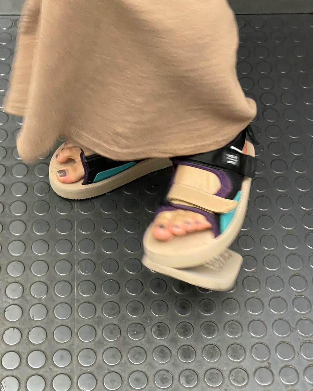 鈴本美愉のインスタグラム：「撮影中の悲劇🙄 サンダルの底が剥がれました、、  @muleau_official SALEもまだまだ開催しておりますので是非この機会にお得に買い物してね🛒  アーカイブセールと春物30%セール中です🤍」