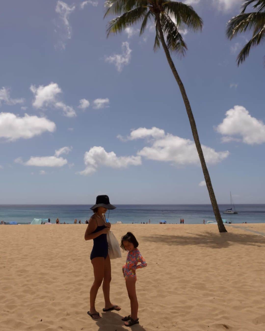 MOYAさんのインスタグラム写真 - (MOYAInstagram)「いちばんHawaiiで好きなビーチ 多分ここ♡ 波がかなり高いので、子供たちはちょっと危ないけど大人は楽しいやつ🌊  小僧は海に全然近寄らなかったけど Ⓜ️は何回波に飲み込まれても向かっていってて😇 水泳そろそろ習わせてあげないと🏊  #hawaii #ハワイ #子連れハワイ #ノースショア #waimeabay」7月4日 20時01分 - moyamoya2121