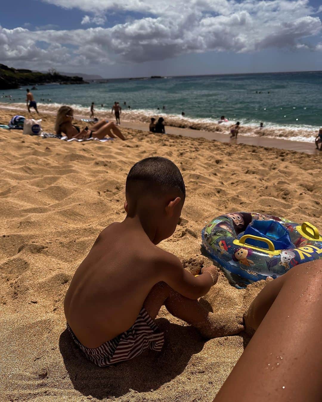 MOYAさんのインスタグラム写真 - (MOYAInstagram)「いちばんHawaiiで好きなビーチ 多分ここ♡ 波がかなり高いので、子供たちはちょっと危ないけど大人は楽しいやつ🌊  小僧は海に全然近寄らなかったけど Ⓜ️は何回波に飲み込まれても向かっていってて😇 水泳そろそろ習わせてあげないと🏊  #hawaii #ハワイ #子連れハワイ #ノースショア #waimeabay」7月4日 20時01分 - moyamoya2121