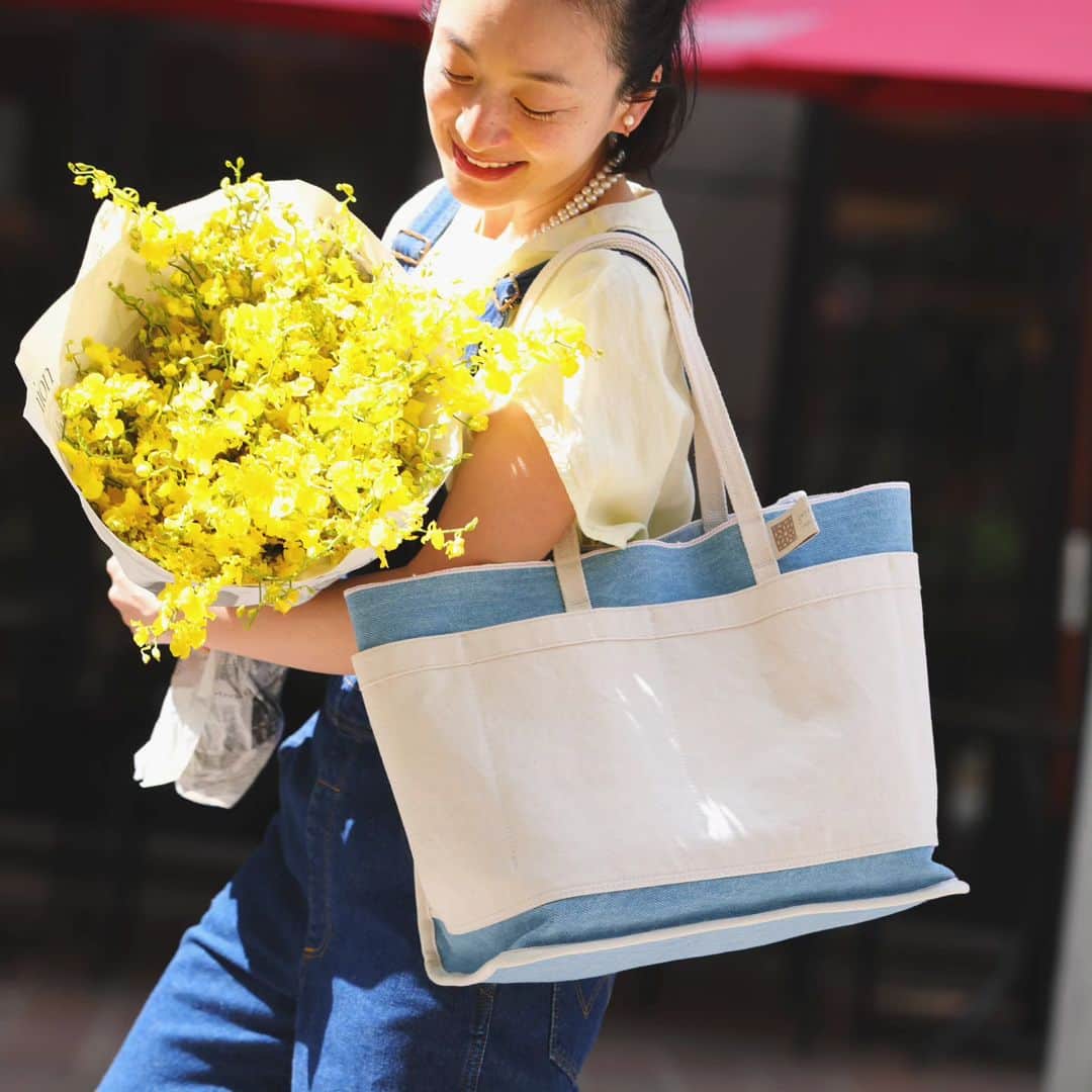 gentenさんのインスタグラム写真 - (gentenInstagram)「黄色の花束と⁡ 空色のバッグ。⁡ ⁡ DENIM GIARDI［デニム ジャルディ］⁡ ⁡⁡ 街の路地裏に可愛いお花屋さんを発見。⁡ 思わず両手いっぱいのブーケを買ってしまった。⁡ ⁡ 輝くような黄色の花々と、今日の空のようなブルーデニムのトートバッグのコントラストが爽やか。⁡ ⁡⁡ ⁡⁡ ⁡詳しくはプロフィールのくらしのgenten(@genten_official)URLよりご覧下さい。⁡⁡⁡⁡⁡⁡⁡⁡⁡⁡⁡⁡⁡⁡ ⁡⁡⁡⁡⁡⁡⁡ ⁡⁡⁡⁡⁡⁡ ----------------------------------------------⁡⁡⁡⁡⁡⁡⁡⁡ ゲンテン #genten #トートバッグ #デニム#黄色い花 #navys #ネイビーズ #navysmagazine #cluel #クルーエル #大人ファッション #fashion #シンプルコーデ #ベーシックコーデ #シンプルが好き」7月4日 20時02分 - genten_official
