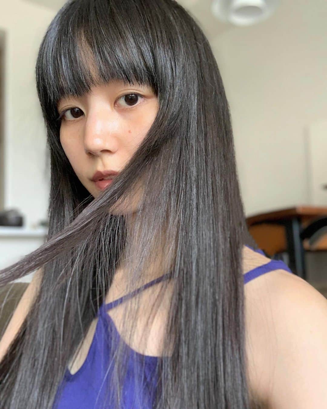 Shiho Sasakiさんのインスタグラム写真 - (Shiho SasakiInstagram)「今年で10周年を迎える、サロン専売ヘアケアブランドのSPRINAGEから 新ライン「モイストヴェール」がリリースされます🧴 自然由来の“肌髪成分”を贅沢に配合した、スキンケア発想のSPRINAGE。 肌と髪、心を満たすシンプルな贅沢ケアというのがコンセプトだそう🌿  ピンクのパッケージが印象的な、モイストヴェールは優しいジャスミン&ピオニーの香り🫧 中身のリキッドもほんのりピンク色なのは、成分そのままの“シコン”の成分がたっぷり含まれている証なんだって💖  ヘアケアは毛髪にフォーカスを当てがちだけど、 モイストヴェールは地肌のかゆみや乾燥など“肌”の不調にもアプローチしてくれるのは スキンケア発想ならではかと⭕️  数年前からヘアカラーを卒業して地毛を貫いている私。 髪本来の美しさを引き出せるようにこれからも努力していこ！✨  #スプリナージュ #髪に貯湿 #PR #ヘアケア」7月4日 20時02分 - shihomurata0718