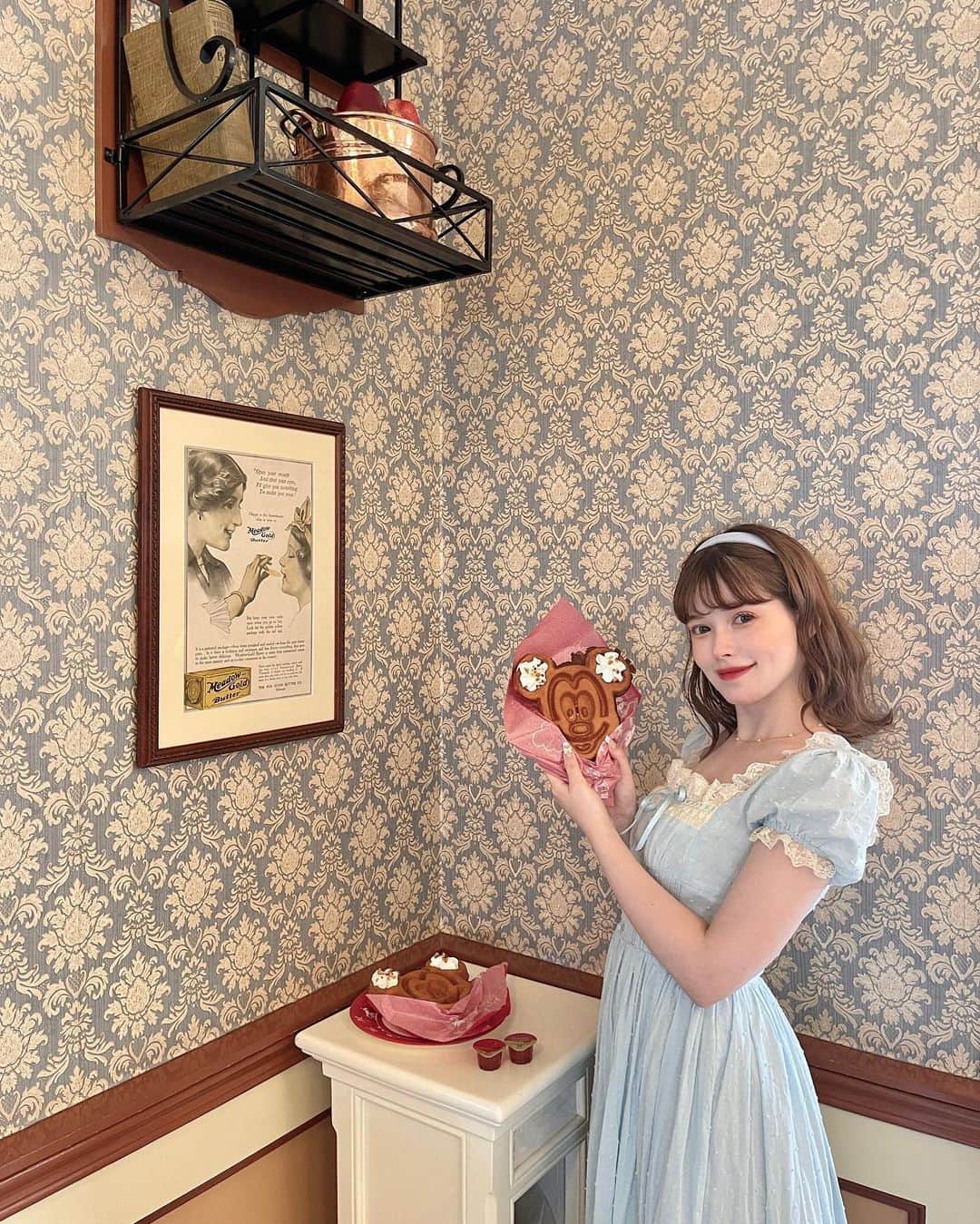 のインスタグラム：「𝕔𝕚𝕟𝕕𝕖𝕣𝕖𝕝𝕝𝕒 𝕕𝕣𝕖𝕤𝕤🏰🩵  𓂃  ランドのワッフル屋さん🧇 美味しいし、店内も可愛くって大好き💕  先ほどシンデレラドレス プレゼントキャンペーン当選者の ご連絡をさせて頂きました🎊  当選者の皆様おめでとうございます💕  𓂃  #lacemade #cinderella #dress #disneyland #disney #disneysea #disneyworld #disneygram #disneyprincess #tokyodisneyland #tdl #disneybound #vintage #vintagegirl #antique #frenchgirly #mery #ディズニーランド #ディズニー #東京ディズニーランド #シンデレラ #ワッフル #ディズニーコーデ #ディズニーバウンド #ディズニー風景 #夢が叶う場所 #フレンチガーリー #フレンチガーリーコーデ #ヴィンテージガーリー #ヴィンテージライク」