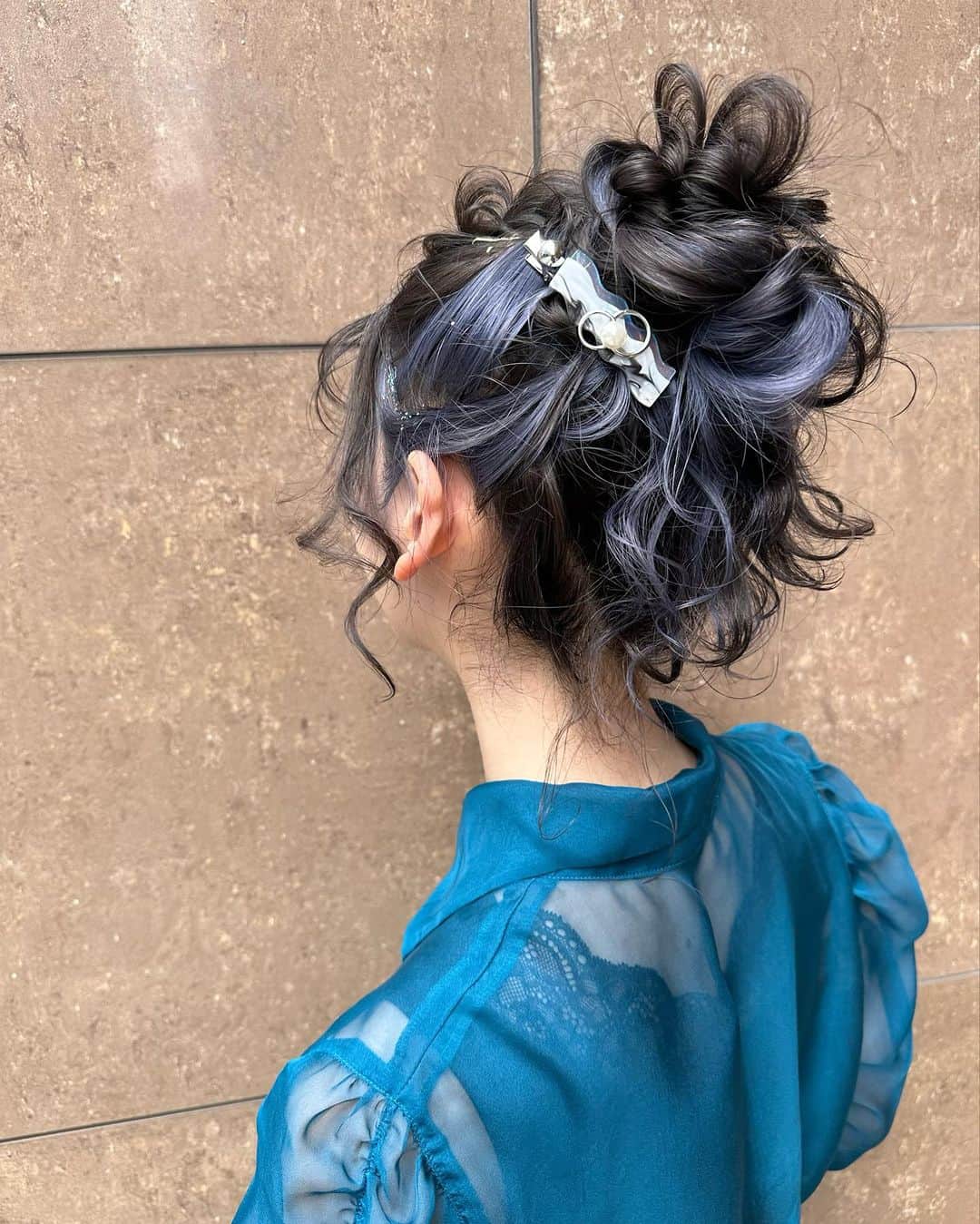 カワノ ヨウヘイのインスタグラム：「✴︎ 大阪コラボセミナー2スタイル目✨ ✴︎ 今までの作り方とは違うやり方のお団子ヘア✨ ✴︎ 髪の長さがかなり長く、お団子にしたらかなりボリュームが出やすいパターンにおいてバランスよくデザインするやり方をお伝えしました✨ ✴︎ 多分1回ではできないかもしれませんが、何回かやってるとコツが掴めると思うので受講者のみなさんは頑張ってくださいね✨ ✴︎ 今回のようにデザインが入ってて、でもトップは暗めの髪で動きが見えずらいパターンはこのやり方でやるとめちゃくちゃいい感じになりますよ✨✨ ✴︎ 受講者のみなさんぜひやってみてくださいね。 ✴︎ 去年に引き続きコラボしてくれた @naory115 さん 本当にありがとうございました✨✨ アレンジへの熱量の高さとボクへの愛を感じました😂😁 ボクも共にその先へいけるように頑張ります🔥 サポートの　@yoshimi_kunii  さん @plus.ultra.ms さんもお疲れ様でした✨ また来年も一緒にやりましょう。 ✴︎ 専属の　@y_mi_yu  スタッフ　@arisa_tojo も ありがとうね✨✨ ✴︎ ✴︎ モデル　@new_eruerun  アクセ　@chocolavie_accessory  ✴︎  そして受講してくださったみなさん本当にありがとうございました✨✨ ✴︎ またぜひ✨✨」