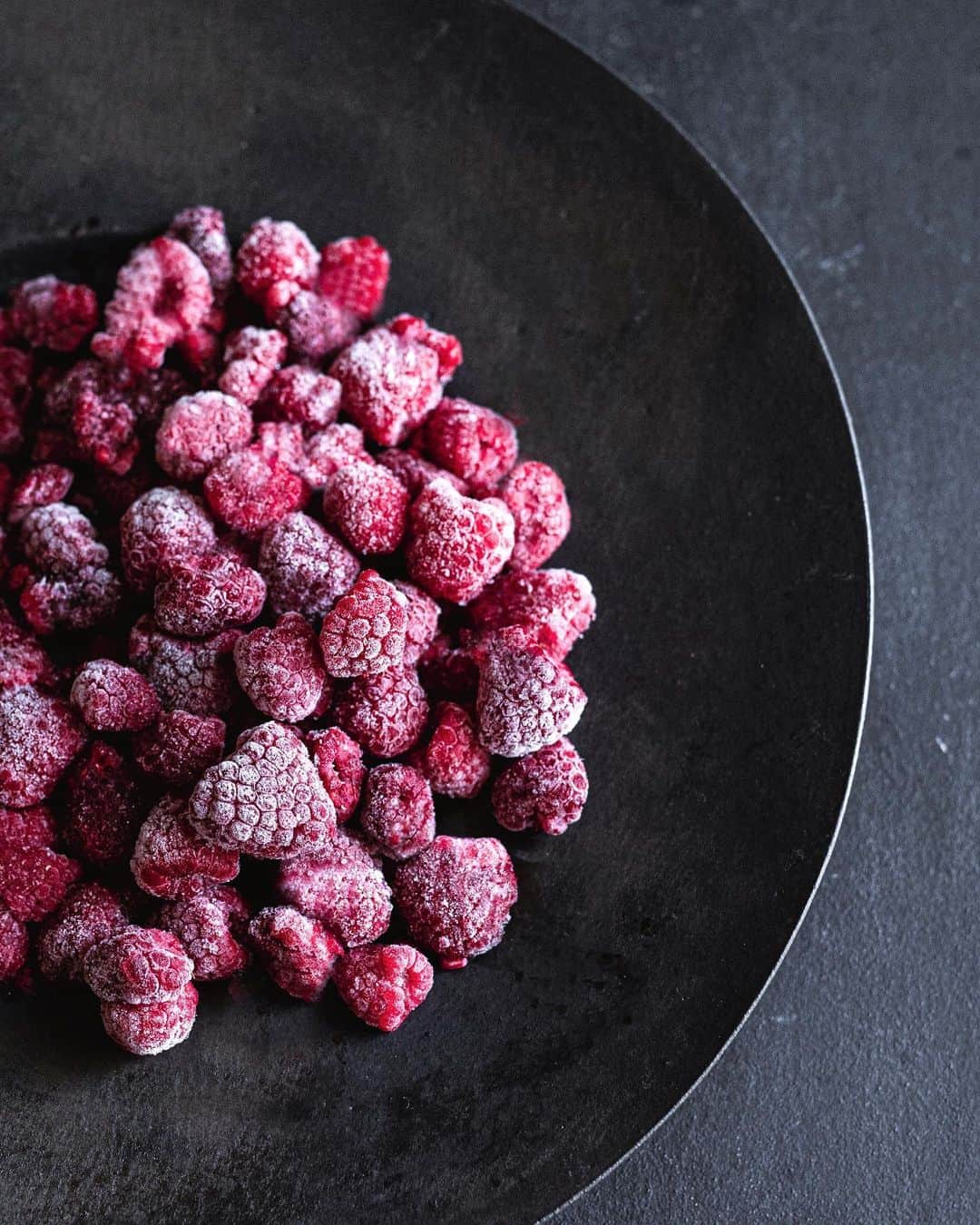 増田由希子のインスタグラム：「Frozen raspberries 😋 #raspberries #organic  冷凍フランボワーズを使って、フルーツソースを作ります😌  #不揃いフランボワーズ　#オーガニック」