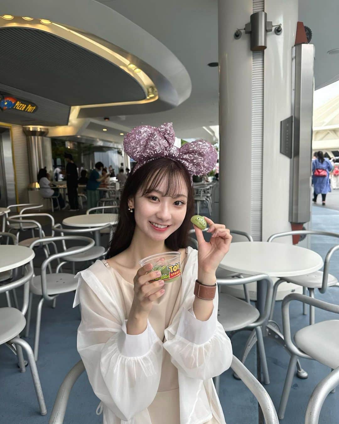 田邉彩香のインスタグラム：「載せそびれてた🚀🌟また早く行きたい🫶🏻  #ディズニー #ディズニーコーデ #ディズニーランド #disneyland #ディズニーカチューシャ」