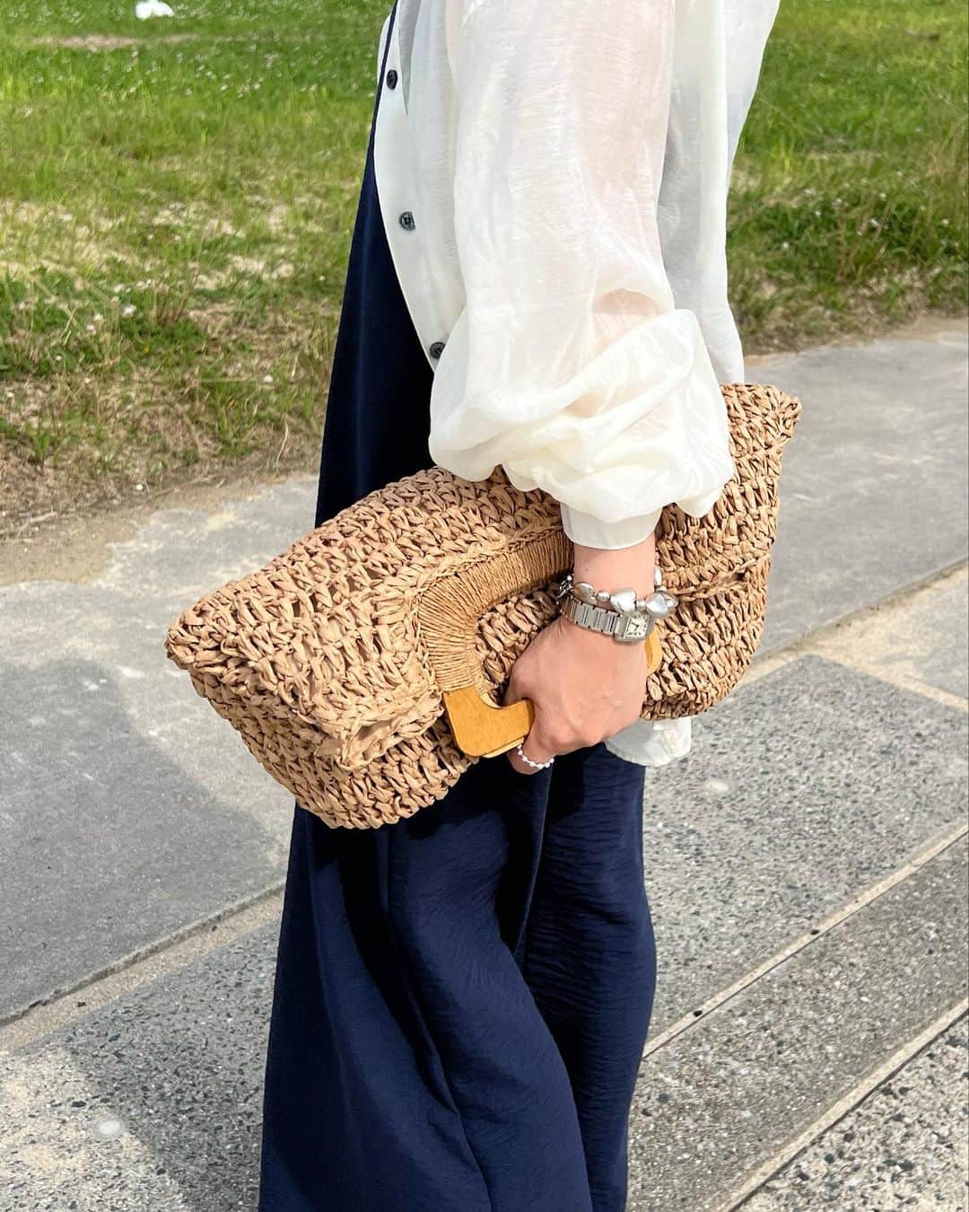 keicoさんのインスタグラム写真 - (keicoInstagram)「⭐︎⭐︎⭐︎ ZARA SALEでGETしたワンピース👗  夏らしいお気に入りの スクエアハンドルカゴバッグ👜  @riberry.official の♡  大容量だから荷物もたくさん入るしファスナーもついてるよ🤐 折りたたんでクラッチバッグみたいに持ってもかわぃぃ🫰 この夏大活躍bag決定❣️  #zozotown 1000円OFFクーポン出てたよ📣🐔  inner & shoes／ #uniqlo shirt／ #neuna op／ #zara bag／ #riberry .  . . . . #カジュアルコーデ #40代コーデ #低身長コーデ #おちびコーデ #ままコーデ #ザラコーデ #ザラ購入品 #楽ちんコーデ #ユニクロ #ユニクロコーデ #シアーシャツ#riberry_snap #リベリー」7月4日 20時10分 - loverara.loverara