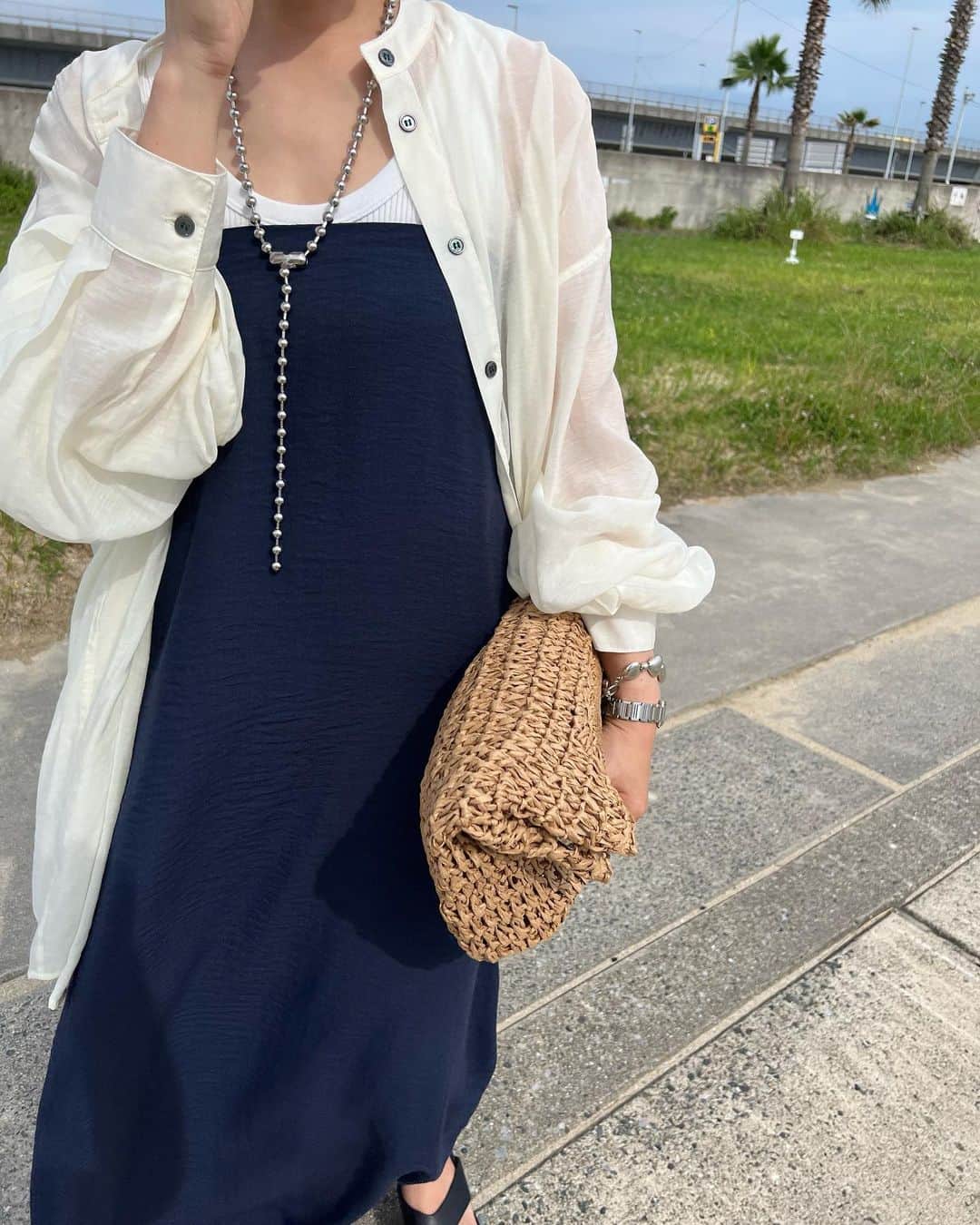 keicoさんのインスタグラム写真 - (keicoInstagram)「⭐︎⭐︎⭐︎ ZARA SALEでGETしたワンピース👗  夏らしいお気に入りの スクエアハンドルカゴバッグ👜  @riberry.official の♡  大容量だから荷物もたくさん入るしファスナーもついてるよ🤐 折りたたんでクラッチバッグみたいに持ってもかわぃぃ🫰 この夏大活躍bag決定❣️  #zozotown 1000円OFFクーポン出てたよ📣🐔  inner & shoes／ #uniqlo shirt／ #neuna op／ #zara bag／ #riberry .  . . . . #カジュアルコーデ #40代コーデ #低身長コーデ #おちびコーデ #ままコーデ #ザラコーデ #ザラ購入品 #楽ちんコーデ #ユニクロ #ユニクロコーデ #シアーシャツ#riberry_snap #リベリー」7月4日 20時10分 - loverara.loverara