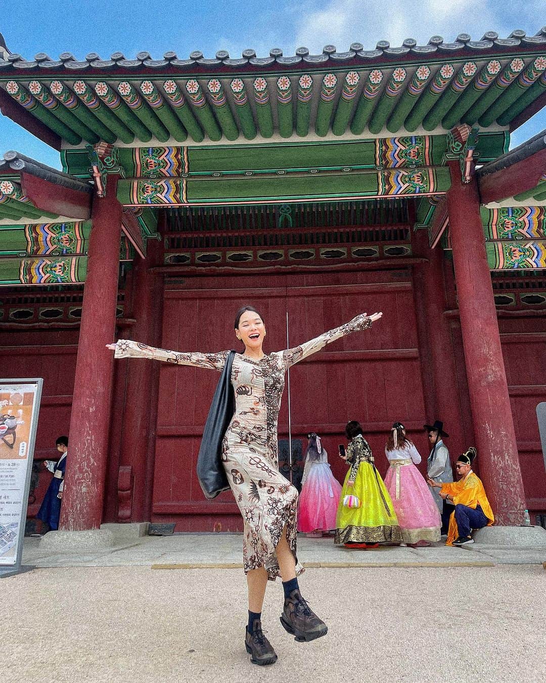 池田莉子のインスタグラム：「宮殿のみなさんと🤳🧡🧡 博物館も良かった〜！！無料というのも素晴らしい🥹  韓国でブームな変装するプリも🤣 ドラマに出てくる飲み物食べ物も食べて大満足〜🫶  #seoul #경복궁#韓国 #京福宮」