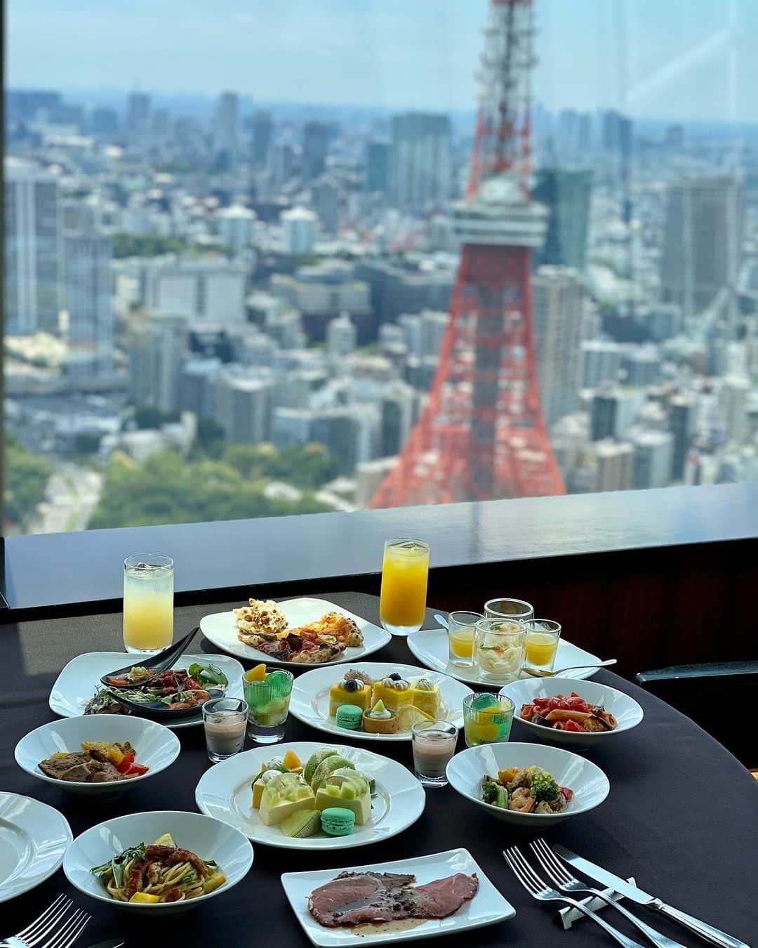 りなたろすさんのインスタグラム写真 - (りなたろすInstagram)「⁡ ず〜っと行ってみたかった XEX ATAGO GREEN HILLS ( @xex_buffet ) のブッフェ！🥹✨✨ ⁡ ⁡ 東京タワーが近くて びっくりしたー！！🗼 天気よくて眺め最高🥹💕 ⁡ ⁡ 今回はメロンがメインの🍈 真夏のトロピカルブッフェ🌞🌴🌺✨ ⁡ ⁡ メロン🍈たくさん食べて幸せだった🤤 桃🍑マンゴー🥭レモン🍋パイナップル🍍 夏にピッタリの果物たくさん満喫🫶🏻 ⁡ ⁡ デザートだけじゃなくて 食事もとっても豪華😋🍴 ⁡ 新鮮な野菜がたくさん取り揃えられた サラダコーナーに🥗 本格的なピッツァ🍕や 海鮮系もすごく美味しかった！🐟 ⁡ 個人的におおきなローストビーフ🍖 にトリュフソースかけて食べるのが 美味しすぎた⸝⸝‪⸝♡ ⁡ ⁡ ⁡ ୨୧┈┈┈┈┈┈┈menu┈┈┈┈┈┈┈┈୨୧ ⁡ ⁡ 【Condimenti per Insalata】  ・レタスミックス  ・ベビーリーフミックス  ・トレヴィス  ・水菜  ・チェリートマト  ・とうもろこし  ・海藻ミックス  ・アルファルファ  ・パプリカスライス  ・オニオンスライス  ・ミックスビーンズ  ・オリーブ　　など  ⁡ 【Condimenti per secchi】  ・キヌア  ・ガーリッククルトン  ・レンコンチップス  ・ベーコンビッツ  ・ごぼうチップス  ⁡ 【Condimenti】  ・檸檬ドレッシング  ・シーザードレッシング  ・人参ドレッシング  ・具だくさんトマトドレッシング  ・サウザンドレッシング  ⁡ 【Antipasti】  ・イエローガスパチョ  ・カツオの藁焼き  ・シチリアレモンのカペッリーニ  ・焼き茄子のエスプーマ　ベーコンビッツ  ⁡ 【Pizze】  ・アスティチェ　( オマール、パプリカ、ズッキーニ、アメリケーヌ )  ・クアットロフォルマッジ  ・マルゲリータ  ・メランツァーネ　( ピカンテサラミ、ナス、チェリートマト、アーリーレッド )  ⁡ 【Primi piatti】  ・燻製鰻と唐辛子のAOP　スパゲッティ　山椒  ・あさりとムール貝のジェノヴェーゼ　ニョッキ  ・自家製サルシッチァと夏野菜のカーチォ・エ・ペペ　スパゲッティ  ・茄子とフレッシュトマト　ペンネ・アッラビアータ  ⁡ 【Secondi Piatti】  ・黒毛和牛ブラックカレー  ・ターメリックライス  ・鮮魚の香草パン粉焼き　地中海ソース  ・海老、ホタテ、夏野菜のアヒージョ  ・厳選豚と夏野菜のスパイシーグリル  ・自家製ローストビーフ トリュフ香るソース  ⁡ 【Dolce】  ・トロピカルフルーツマチェドニア  　(メロン・パイナップル・マンゴー、ゼリー)  ・イタリアンマンゴープリン  ・レモンショートケーキ  ・メロンとヨーグルトのタルト  ・キウイとパイナップルのカスタードパイ  ・ピスタチオのマドレーヌ  ・フリーカットケーキ　アップル＆ピーチ  ・Sマンゴーココ  ・チョコレートファウンテン　ホワイト　　　　　　　　　　　　  （バームクーヘン、マシュマロ）  ⁡ 【ドリンク】  ソフトドリンクはブッフェより、お好きなだけお召し上がりいただけます ⁡ ⁡ ୨୧┈┈┈┈┈┈┈┈┈┈┈┈┈┈┈┈┈┈୨୧ ⁡ ⁡ これ食べ放題ってやばくない？ 時間の許す限り食べてしまう🤤 ⁡ また行きたいな(⑉･̆⌓･̆⑉) ⁡ ⁡ ⁡ ⁡ ⁡ 🪧XEX ATAGO GREEN HILLS 【住所】 📍〒105-6242 東京都港区愛宕2-5-1 MORIタワー42F 【期間】🗓 6月16日 ~ 8月31日 🍽lunch 11:30〜15:00(最終入店14:00） 【料金】お一人様  💰6,380円（税込サ込） ※平日120分制・土日90分制となります 【予約方法】 TableCheckより2名様より予約可⏱ ✅5名様より電話可 （03-5777-0065） ⁡ ⁡ ⁡ ⁡ ⁡ ⁡ #xex #xexatagogreenhills #メロン #夏ブッフェ  #ランチブッフェ #スイーツブッフェ #夏スイーツ #アフタヌーンティー #アフタヌーンティー東京  #夏のアフタヌーンティー #2023アフタヌーンティー  #ヌン活 #アフタヌーンティー #東京タワー🗼 #tokyotower #tokyoafternoontea  #下午茶 #애프터눈티」7月4日 20時12分 - 1103r_h