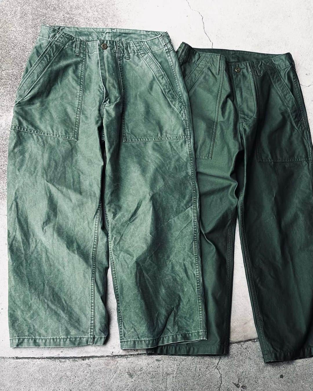 BEAMS+さんのインスタグラム写真 - (BEAMS+Instagram)「・ BEAMS PLUS RECOMMEND.  ＜BEAMS PLUS＞ UTILITY TROUSERS.  BEAMS PLUS" trousers designed based on the U.S. ARMY's commonly known "baker pants". The one in the foreground is an aged version worn for four years. The white faded texture is just like vintage. The clever use of pockets is also a key point.  -------------------------------------  U.S.ARMYの通称「ベイカーパンツ」をベースにデザインした〈BEAMS PLUS〉トラウザーズ。手前にあるのが、4年着用の経年変化したもの。白く退色してくる風合いはヴィンテージさながら。気の利いたポケット使いもポイントの。  #beams #beamsplus #beamsplusharajuku  #harajuku #mensfashion #mensstyle #stylepoln #menswear #military #trousers #herringbone」7月4日 20時12分 - beams_plus_harajuku