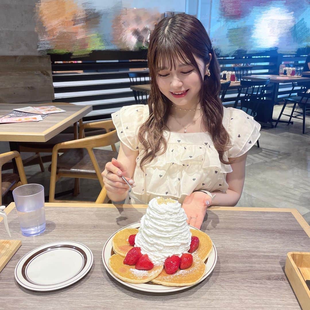のインスタグラム：「⁡ ⁡ 甘党。🍰🫖 ⁡ ⁡ ⁡ ⁡ ⁡ ⁡ ⁡ ⁡ ⁡ ⁡ いつもいいね＆コメントありがとうございます🧸🎀 ⁡ ⁡ ⁡ #まりくま #POP #Popteen #パンケーキ #スイーツ巡り #スイーツ #instagood #instasweet #instadaily」