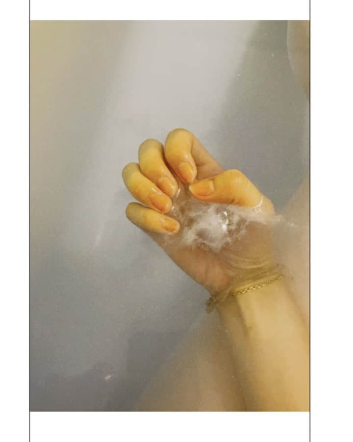 橋本香澄さんのインスタグラム写真 - (橋本香澄Instagram)「. たまにはマニキュアもあり🍊🥕 . #selfnail #nail #manicure」7月4日 20時13分 - _jasmine_tete_