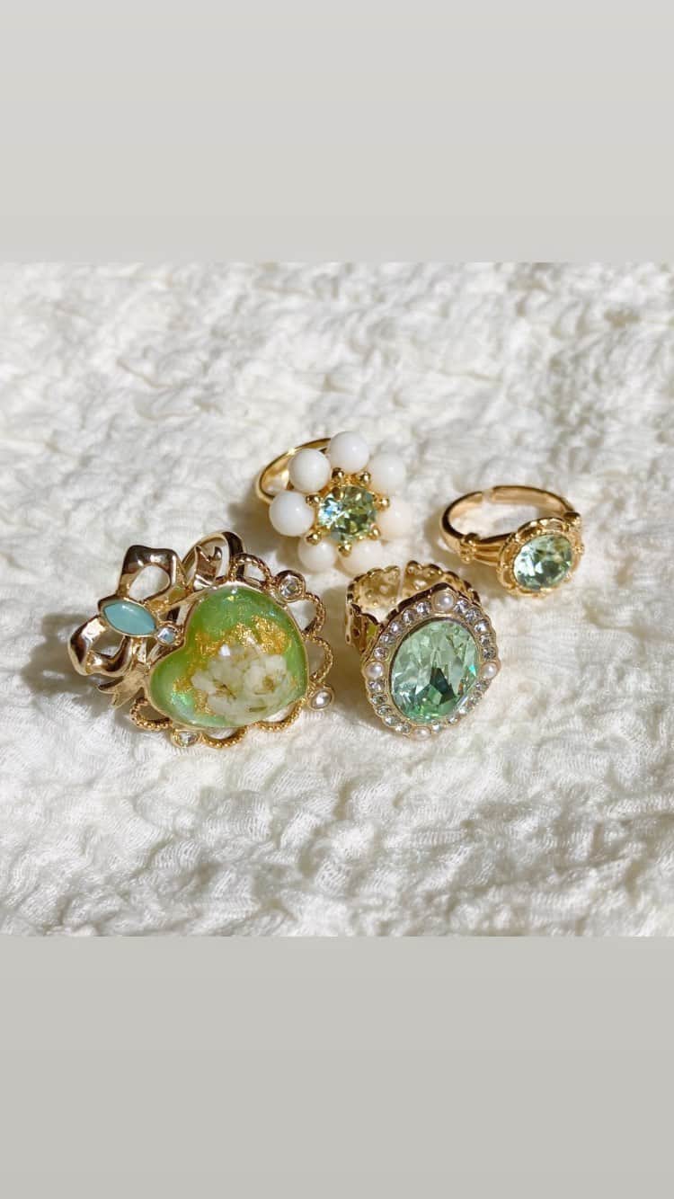 Fukiko-マルベリコのインスタグラム：「⁎⁺˳✧༚ 💚☘️💍🍏🍀˚✧₊⁎  #ハンドメイドアクセサリー   #レジン #ビーズアクセサリー #キラキラ #グリーンコーデ #魔法少女 #アクセサリー作家  #フレンチガーリー  #green #夏アクセサリー #グリーン #handmade #accessory #cute  #귀여워 #반지 #악세사리 #반짝반짝」