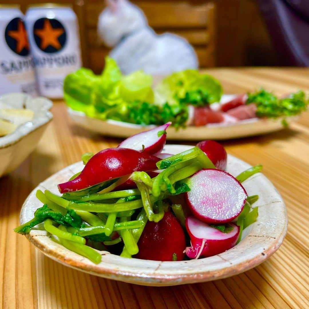 らんままさんのインスタグラム写真 - (らんままInstagram)「2023.7.4  今日のお夕飯⁣ ⁣ ⁣ 肉豆腐⁣ プチトマトとタコのガーリック炒め⁣ 大葉と長芋、塩昆布のめんつゆ和え⁣ 二十日大根の浅漬け⁣ ブロッコリースプラウトの生ハム巻き⁣ ⁣ ⁣ こんばんは　火曜日ですね⁣ いつもご覧いただきましてありがとうございます⁣ ⁣ ⁣ ⁣ 今日の動画は片付けたばかりのおもちゃを散らかす てんさん です⁣ 　⁣ ⁣ ⁣  #晩酌#晩御飯#献立#ばんごはん#おうち居酒屋#働く主婦の食卓#くぅさんを探せ#丸テーブル⁣ ⁣ ⁣ ⁣ ⁣」7月4日 20時18分 - ran.mamayo