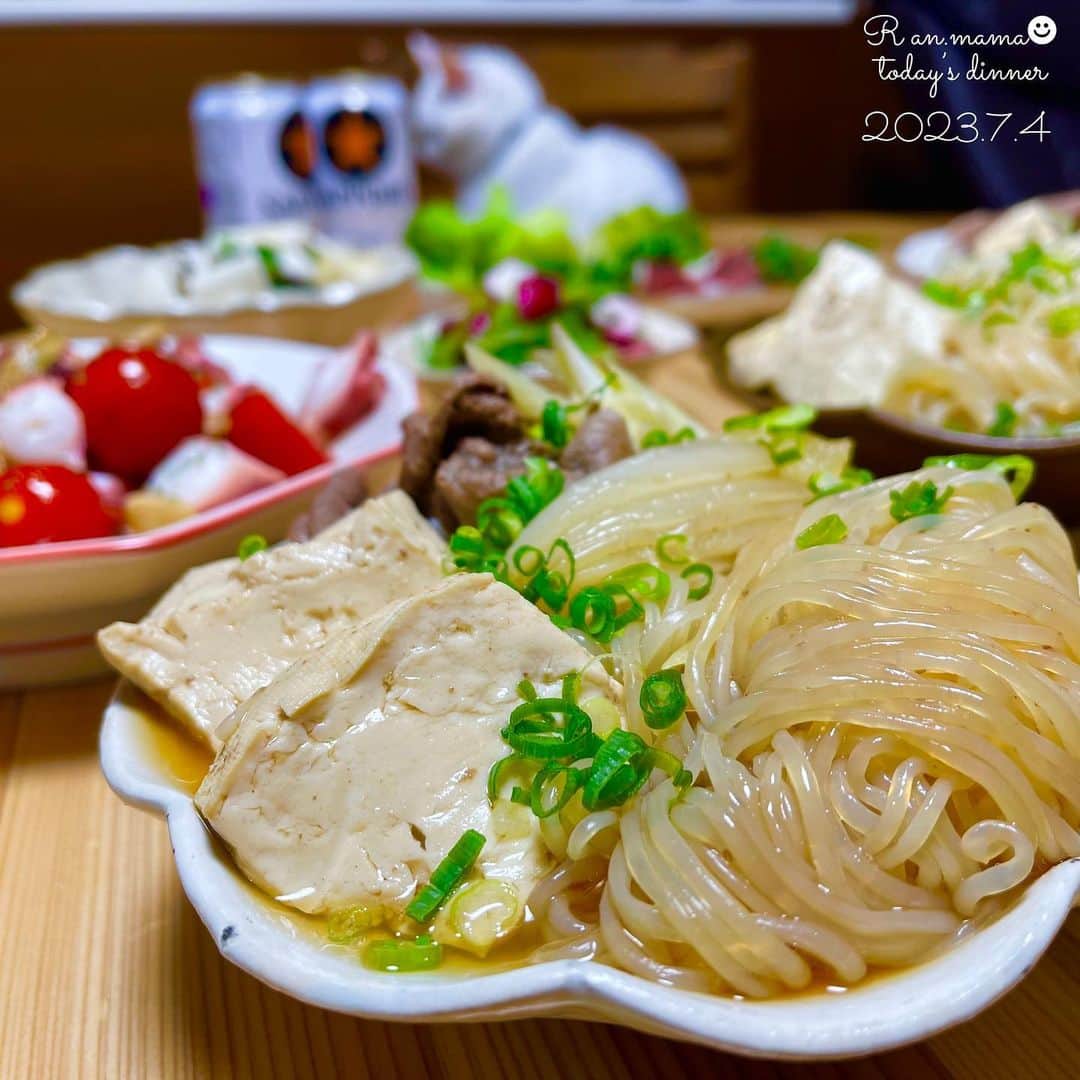 らんままのインスタグラム：「2023.7.4  今日のお夕飯⁣ ⁣ ⁣ 肉豆腐⁣ プチトマトとタコのガーリック炒め⁣ 大葉と長芋、塩昆布のめんつゆ和え⁣ 二十日大根の浅漬け⁣ ブロッコリースプラウトの生ハム巻き⁣ ⁣ ⁣ こんばんは　火曜日ですね⁣ いつもご覧いただきましてありがとうございます⁣ ⁣ ⁣ ⁣ 今日の動画は片付けたばかりのおもちゃを散らかす てんさん です⁣ 　⁣ ⁣ ⁣  #晩酌#晩御飯#献立#ばんごはん#おうち居酒屋#働く主婦の食卓#くぅさんを探せ#丸テーブル⁣ ⁣ ⁣ ⁣ ⁣」