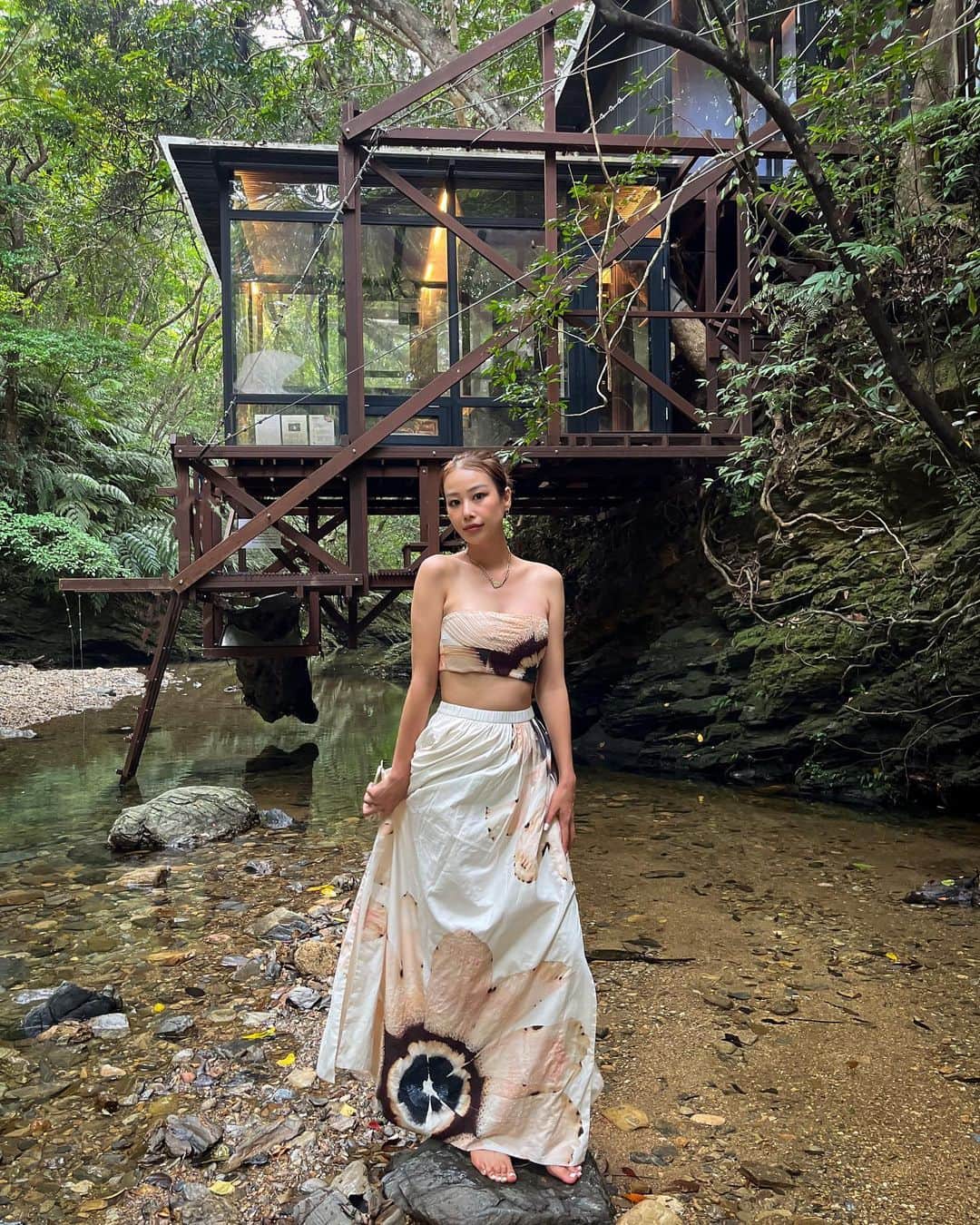 harunaのインスタグラム：「ツリーフルツリーハウスが似合うこのドレスはCOSからいただきました🥰 ダイナミックなデザインでかわいいいい🥹 生地はサスティナブルなものなんだって🫶🏻🌍  @cosstores_jp  @stephen.doherty  #Cosjapan  #cosxstephendoherty   @treeful.treehouse」