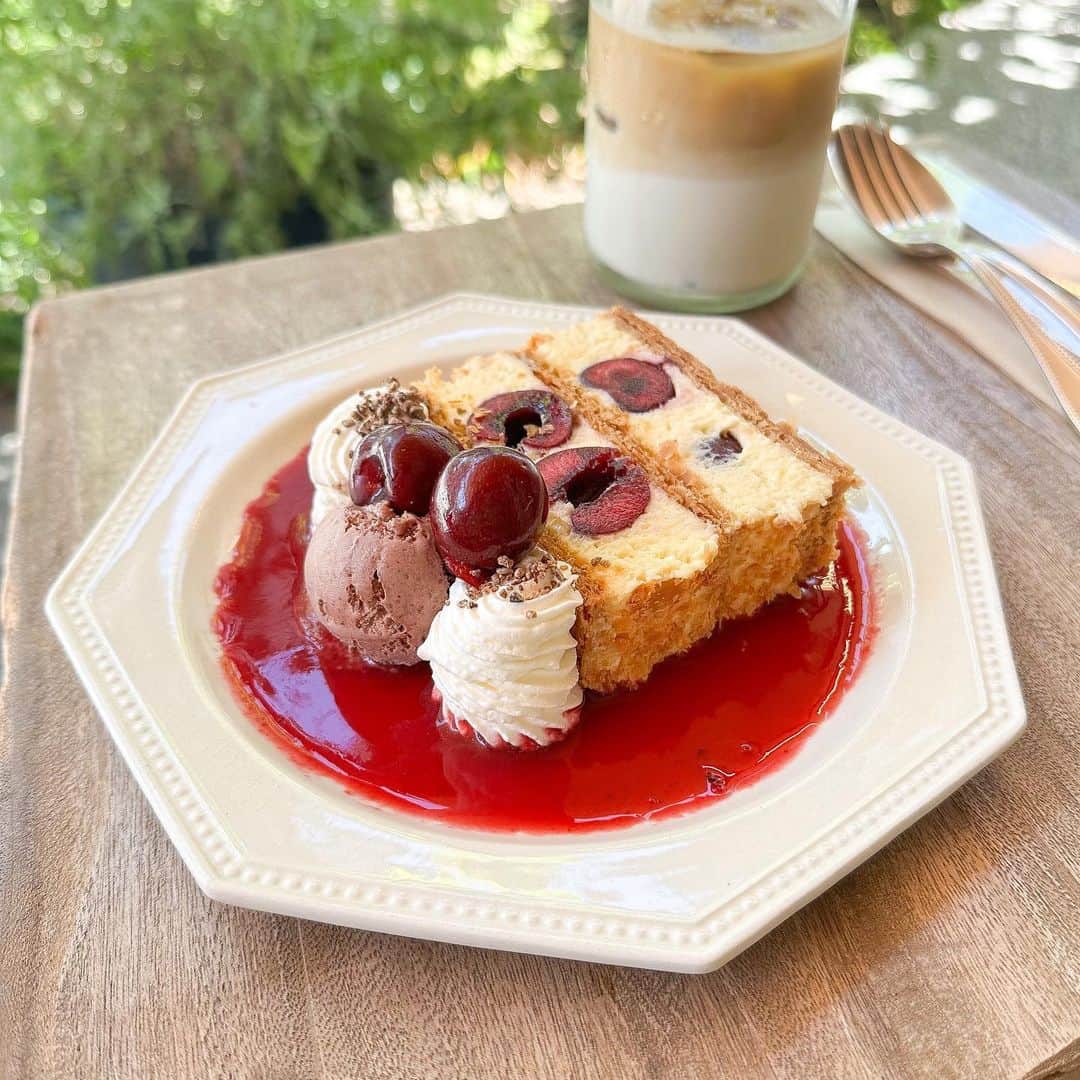 ぱんもんのインスタグラム：「⠀ ＼ 自由が丘のカフェ ꪔ̤̮♥ ／ ⁡ 𝗢𝗡𝗜𝗕𝗨𝗦 𝗖𝗢𝗙𝗙𝗘𝗘 自由が丘 ◇ナポレオンパイ 1,760円 ◇アイスカフェラテ 682円 ⁡ 絶品すぎる週末限定 苺のナポレオンパイが アメチェに変わって再登場🥹🍒♡♡♡ ⁡ サクサクのパイに絶品カスタード、 大きいチェリーがごろっと、 チェリーソース？も合わさって 悶絶級の美味しさ🥹♡♡♡♡♡ ⁡ ミニマルさんのチョコアイスも カカオ感が強くて絶品です🤤🍫🍨♡♡♡♡♡ ⁡ もう一度食べたい😮‍💨 そしてレモンタルトも食べたいです🥹🍋🫶✨ ⁡ 自由が丘店にて週末限定、 AM10:00からの数量限定での提供です👨‍🍳 この日も朝からとっても賑わっていたオニバスさんでした☕️ ⁡ #onibuscoffee #オニバスコーヒー #自由が丘カフェ #自由が丘グルメ #ナポレオンパイ #アメリカンチェリー #アメリカンチェリースイーツ #さくらんぼスイーツ #チェリースイーツ #🍒 #東京カフェ #カフェ巡り #onibuscoffeejiyugaoka」