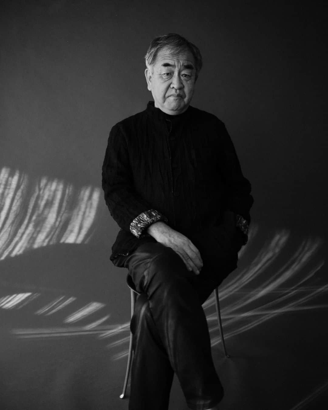阿部裕介のインスタグラム：「隈研吾さんのポートレート撮影をしています。  I shoot a portrait of Kengo Kuma.  #kengokuma #隈研吾 #portraitphotography」