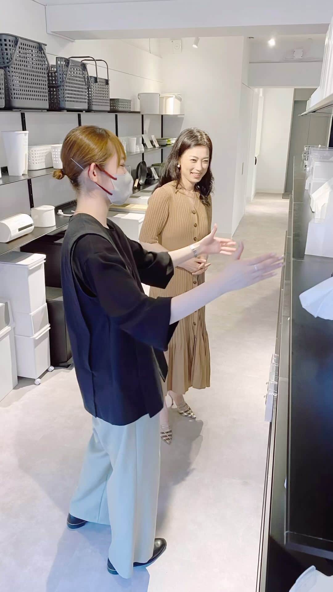 のインスタグラム：「神保町にある　ライクイット株式会社さんに打ち合わせに行ってきました  1932年奈良県で創業したこちらの会社は生活用品をはじめとしたプラスチック日用品の企画 製造 販売をされています  世界で初めて藤の籠を模したプラスチック製の籠を作った会社でもあります  この度TV通販番組にて様々な大手通販サイトでも常に売上人気No1の商品をご紹介させていただく事になりました  詳しくはまた追ってご案内させて頂きます！  便利な商品ばかりで楽しいミーティングでした(^^)  #ライクイット株式会社 #これが好きと言っていただけるブランド #神保町 #小柳津真由美 #like-it #商品アドバイザー #アナウンサー」