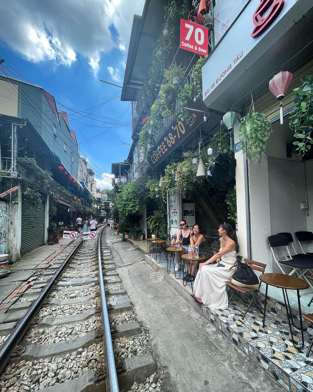 桐島かれんのインスタグラム：「線路カフェ。 #ハノイ」