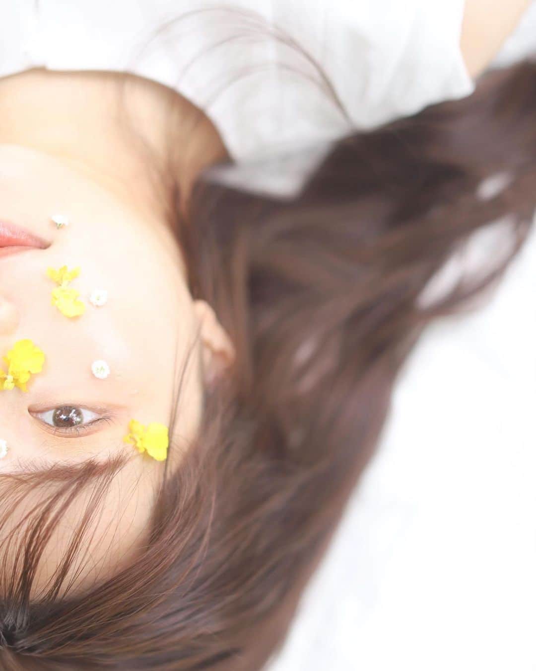 渥美友里恵のインスタグラム：「💐 photo: @makippa47  stylist: @rie.22.styling  hair&make : @nana__hairmake  model: @yurie_atsumi_」