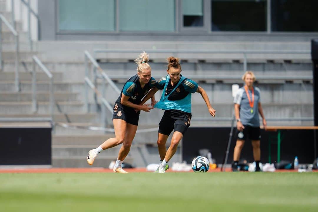 Lina Magullさんのインスタグラム写真 - (Lina MagullInstagram)「in process with the @dfb_frauenteam … 🔋🇩🇪」7月4日 20時26分 - linamagull