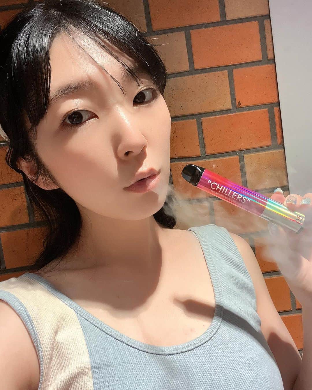 服部彩香のインスタグラム：「てんちむさんがアンバサダーの ノンニコチンノンタールのシーシャ 【@chillers.official】⭐️ 大好きなアールグレイのフレーバーがあったので 05 アールグレイ×ミックスベリーをチョイス🥰 甘酸っぱいベリーティーのようなフレーバーでとても私が好きな味🤍  クーポンコード【ayasyan】の入力で10%オフ！ そして、フォロワーさん限定で 各セット割引からさらに（8フレーバー20％OFF、５フレーバー15％OFF、３フレーバー10％OFF） になります⭐️ 非喫煙者もぜひリラックスタイムのおともに🥳 . #シーシャ #持ち運びシーシャ  #携帯シーシャ #アールグレイ」
