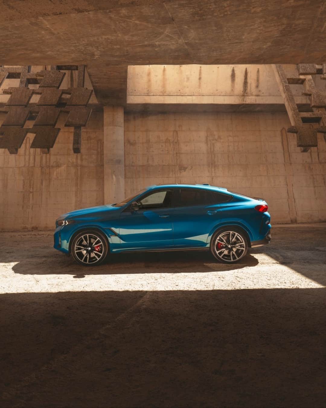 BMWのインスタグラム：「Spotlight on the ultimate performance 🏁  The new BMW X6. #THEX6 #BMW #X6  __ BMW X6 M60i xDrive: Combined fuel consumption: 12.3–11.4 l/100 km. Combined CO2 emissions: 279–258 g/km. All data according to WLTP. Further info: www.bmw.com/disclaimer」