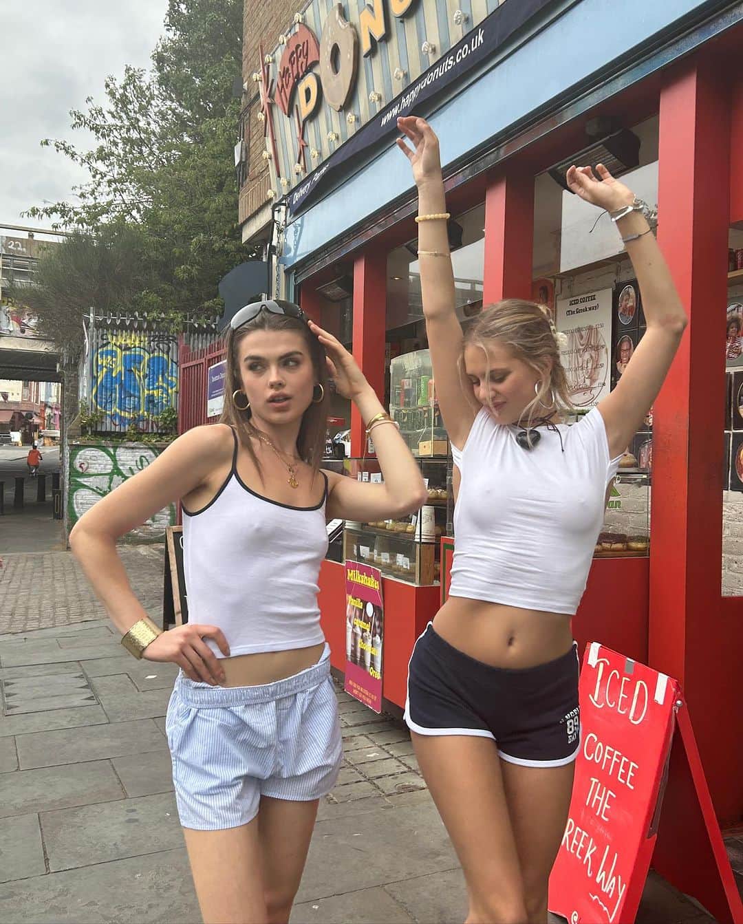 Subduedさんのインスタグラム写真 - (SubduedInstagram)「out and about in london w/ @laurenmmurphyy & @clarahome_ 🍕💕 #subdued #subduedcommunity #subduedgirls #london #ootd #ootdfashion #inspiration」7月4日 20時30分 - subdued