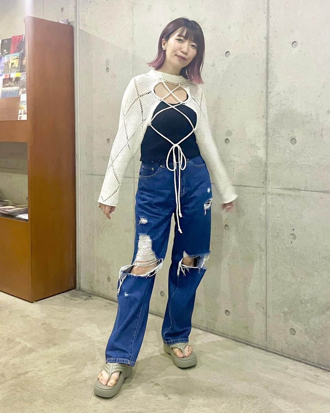 ぱいぱいでか美のインスタグラム：「ヒモ好きだなー(語弊) . 過去の恋バナをバラエティとかで擦りまくってるので 私が言うと語弊ありますが服についてる紐！好きです！ 長ければ長いほど好き！ベルトとかも垂らすの大好き〜  先日のでかえれ南波(敬称略)のときに着てました 評判良くて嬉しかった🤍 サンダルは、午前中に靴擦れしてイベント前に急遽買ったやつ なのでよく見たら絆創膏だらけ……よく見ないでください . #WEGO #crayme #abcmart #ハロプロGUコラボ #GU  #でか美ちゃん絵恋ちゃん #でか美私服 #でか美衣装 #でか美ちゃん」