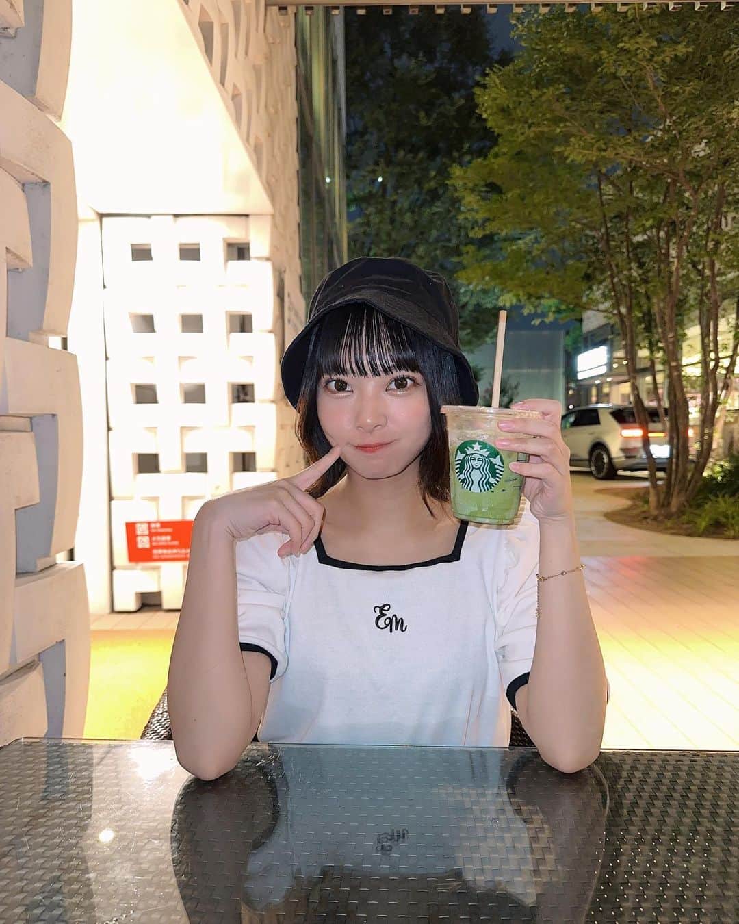 山田寿々のインスタグラム：「. ⁡ ⁡ 中学生の時に毎日スタバを飲んで太りまくった前科があるのに なーんにも気にせずまた毎日飲んでるよ。。。 ⁡ 暑いと飲みたくなっちゃう〜！😿💞 ⁡ 抹茶ティーラテが大好きでいつもアーモンドミルクに変更でチョコレートソース追加してます🧏‍♀️あさんに教えてもらった！ ⁡ この日はお姉ちゃんと一緒に行っててお姉ちゃんも同じやつ頼んでんけど美味しい！って言ってた😽✊ ⁡ オススメです💌あさんのオススメすずもオススメする😆 てことであさんタグ付け🐰𓊆ㅤ @stg_ami 𓊇 ⁡ ⁡ #スタバ #スタバカスタム #代官山カフェ #代官山 #ootd #アイドル」