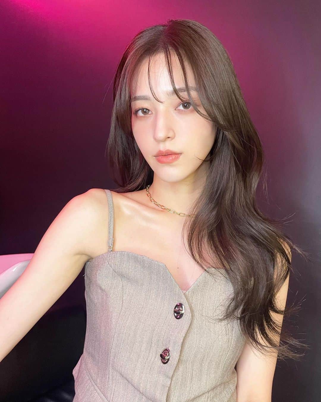 原涼香のインスタグラム：「🩶 2WAYバング ✖️ グレージュ 🩶 大人気の韓国スタイルです🇰🇷🎀 下ろしもしたいし、上げもしたい方は 2wayにしましょう( ੭ ˙ᗜ˙ )੭♡ˎˊ˗ ㅤㅤㅤㅤㅤㅤㅤㅤㅤㅤㅤㅤㅤ  🪩韓国HAIR STYLE MENU ㅤㅤㅤㅤㅤㅤㅤㅤㅤㅤㅤㅤㅤ ☑︎カット ワンカールだけでも可愛いこだわりレイヤーカット🖤  ☑︎プレミアムケアカラー(or Wケアカラー) 透明感バツグンのグレージュカラー🩶 ㅤㅤㅤㅤㅤㅤㅤㅤㅤㅤㅤㅤㅤ ☑︎バイカルテトリートメント 韓国人みたいなツヤ髪はバイカルテトリートメントで叶います🖤  ㅤㅤㅤㅤㅤㅤㅤㅤㅤㅤㅤㅤㅤ ご予約はリンクから🫶🏻🔗 ㅤㅤㅤㅤㅤㅤㅤㅤㅤㅤㅤㅤㅤㅤㅤㅤㅤㅤㅤㅤㅤㅤㅤㅤㅤㅤ  #SHIMA#韓国ヘア#韓国スタイル#レイヤーカット#ワンホンヘア#ワンホン#ダークトーン#網紅#初カラー#暗髪#ベージュカラー#ラベンダーカラー#グレージュ#オリーブカラー#透明感カラー#銀座美容院#銀座美容室#美容師#시스루뱅#레이어드컷#koreanhair」