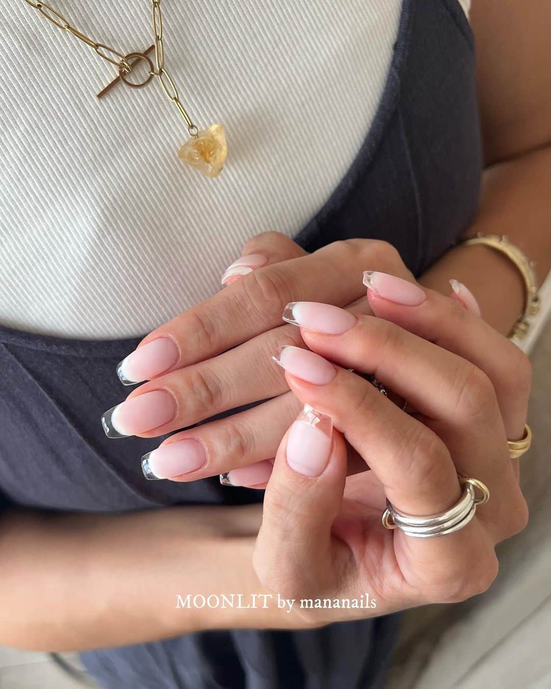 mananailsのインスタグラム：「glass french🫙🎐  @alexiastam1988 design🤍 スリガラスとガラスのイメージでマット×艶♡ シンプルだけどかなり凝ってるデザインです🫱🏻‍🫲🏼  ☾120minオフ込み」