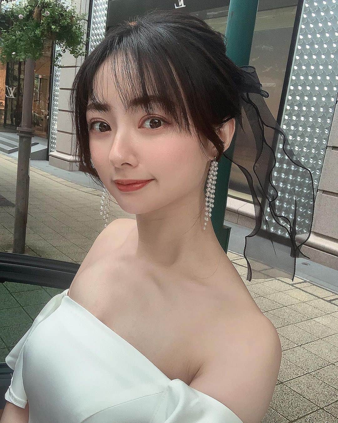 川村まりのインスタグラム：「ストーリーで好評やったから、投稿しちゃうっっ 雰囲気いつもと違うかったのかな？  ブーケは私のイメージを伝えたら、ダーリンがセレクトして買ってきてくれた💐  2日前には、いつもお世話になってる　@menard_t.kana さんでケアしてもらって肌絶好調やった🤍美白パックしてるよん🤍爆睡ですが。😪  ドレスとかアクセサリーは好みとイメージに合う物をウロチョロと探し続けた💎  ネイルは大好きなシルバーキラキラネイル💅  出来上がりが楽しみ🫶  #前撮り#前撮りヘア#前撮りアイテム #前撮り写真 #前撮りドレス #前撮りブーケ #前撮り準備#神戸前撮り#旧居留地#旧居留地前撮り #神戸ヘアサロン#神戸サロン#神戸ヘアセット」