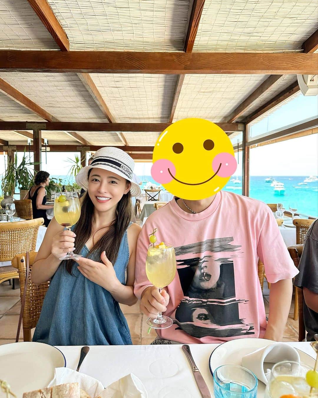ririのインスタグラム：「🐬ℰ𝒮 ℳ𝒪ℒℐ 𝒟ℰ 𝒮𝒜ℒ🐬 @esmolidesal 🍽🤤🌈  IBIZAに行ったら ぜひここ行ってみて(*☻-☻*)💓 海🐢に囲まれた素敵なレストランでしたぁ🙈✨✨✨ ご飯も全部美味しかった💫🦋☺️  #夫婦 #思い出 #ibiza」