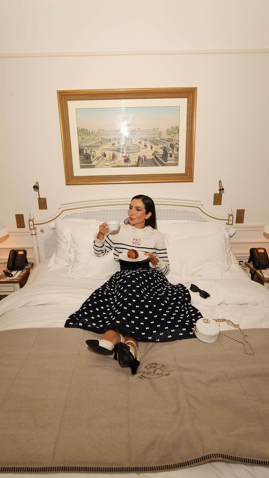 Lalá Noletoのインスタグラム：「Bonjour, Chanel 🥐💙 Pronta para o desfile ✨#chanel #chanelhautecouture #paris」